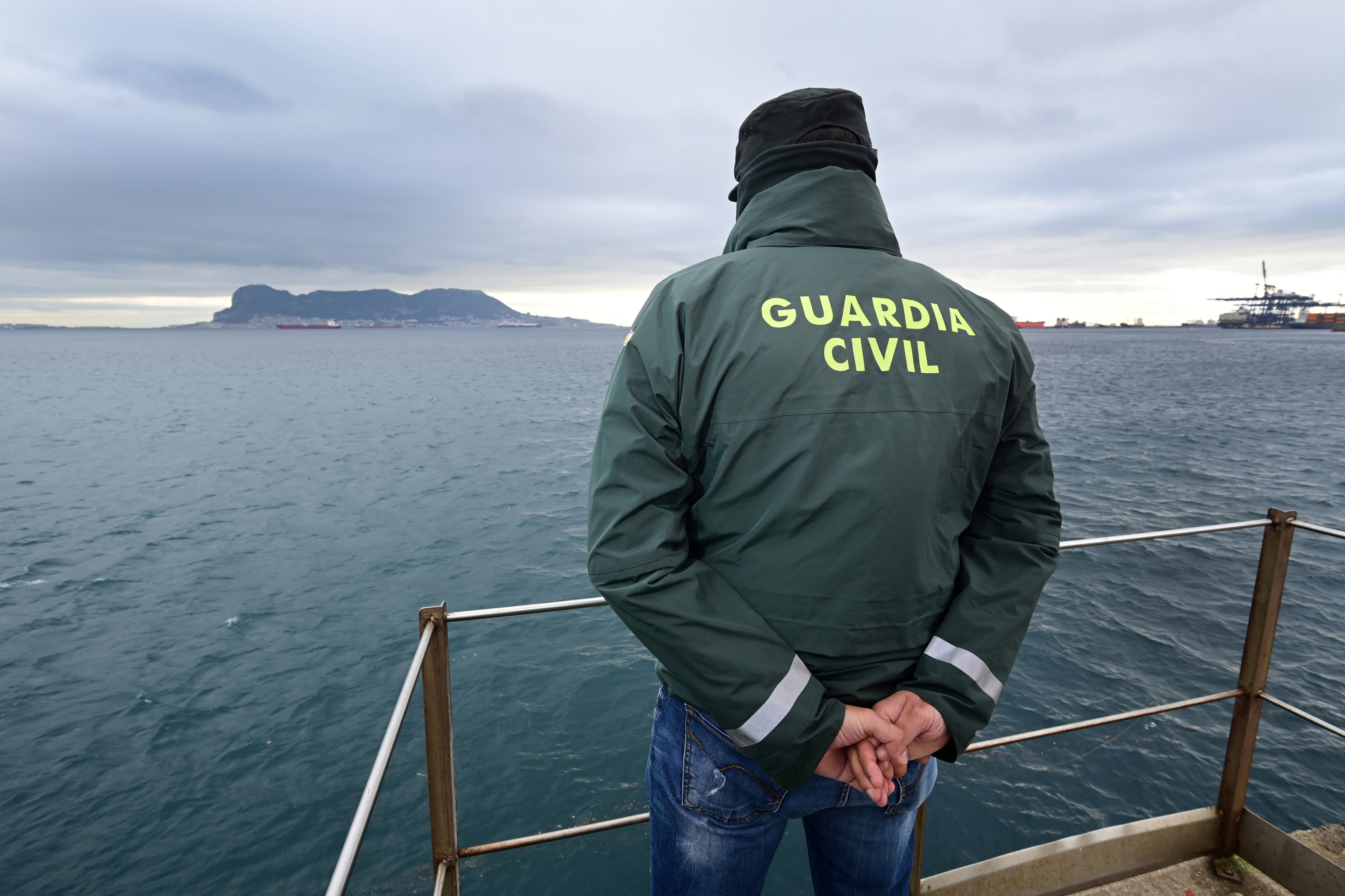 Un agente de la Guardia Civil en el puerto de Algeciras.