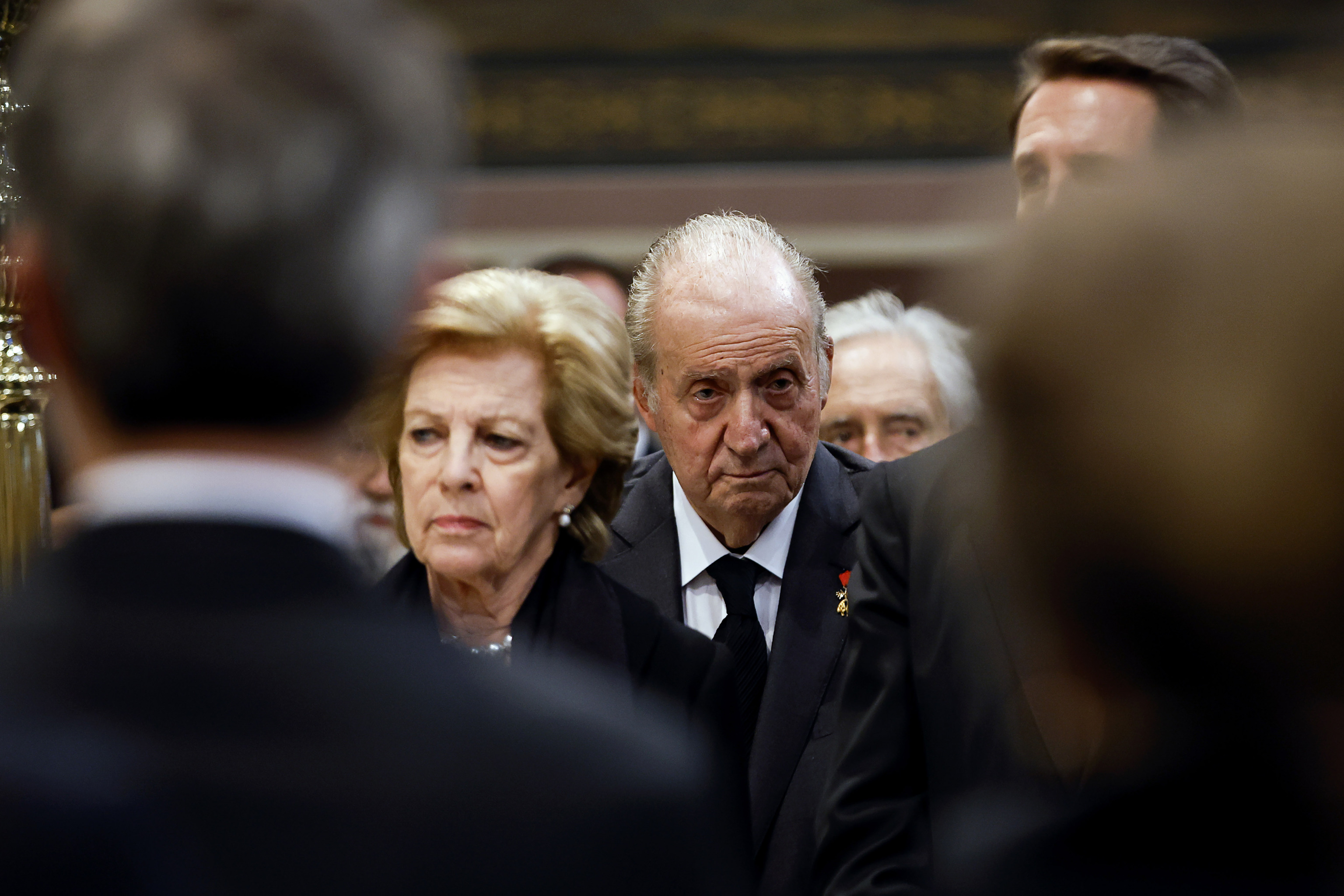 La Reina Ana María de Grecia, y el rey Don Juan Carlos, durante el funeral.