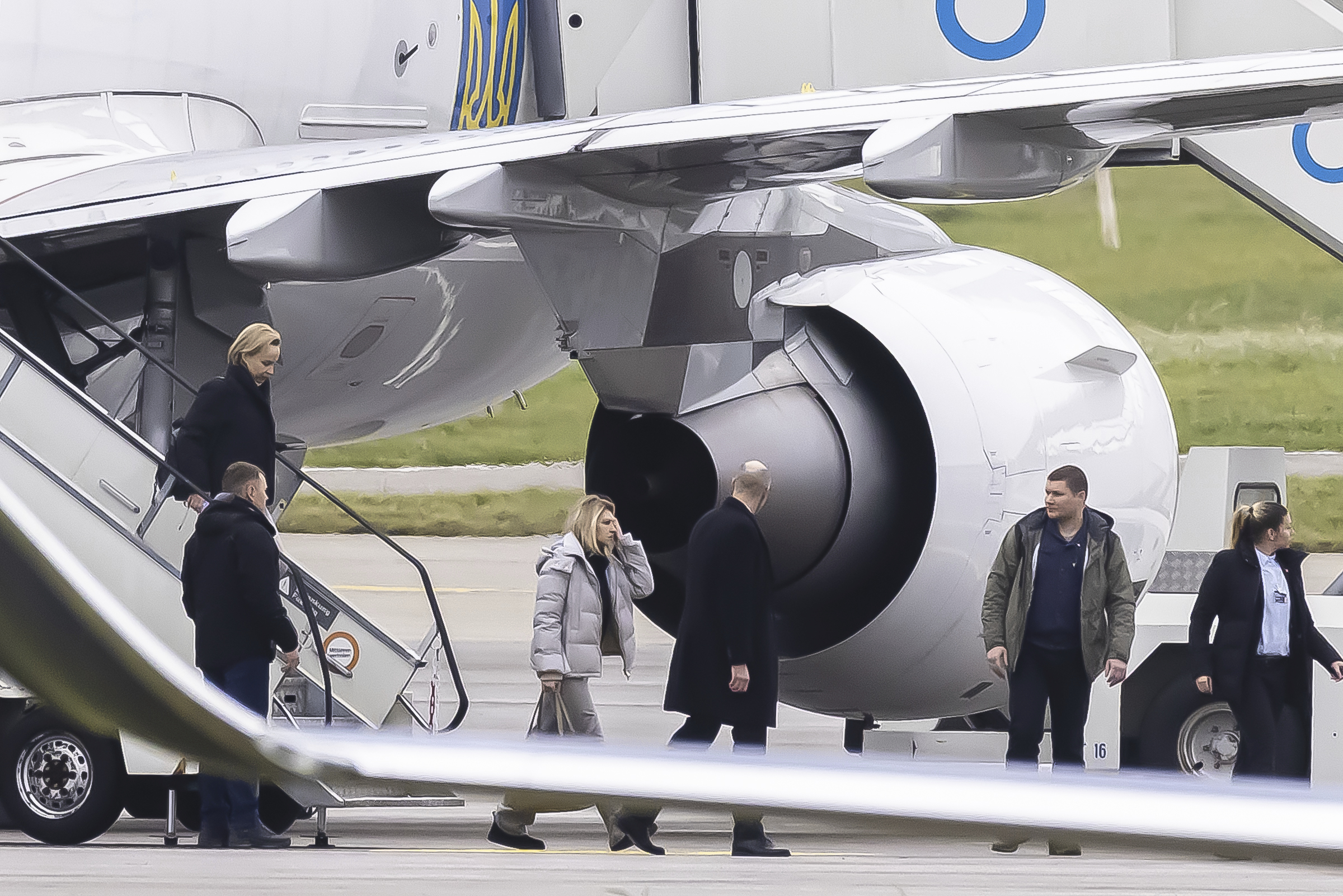 La primera dama de Ucrania, Olena Zelenska, en el centro, llega al aeropuerto de Zúrich, Suiza.