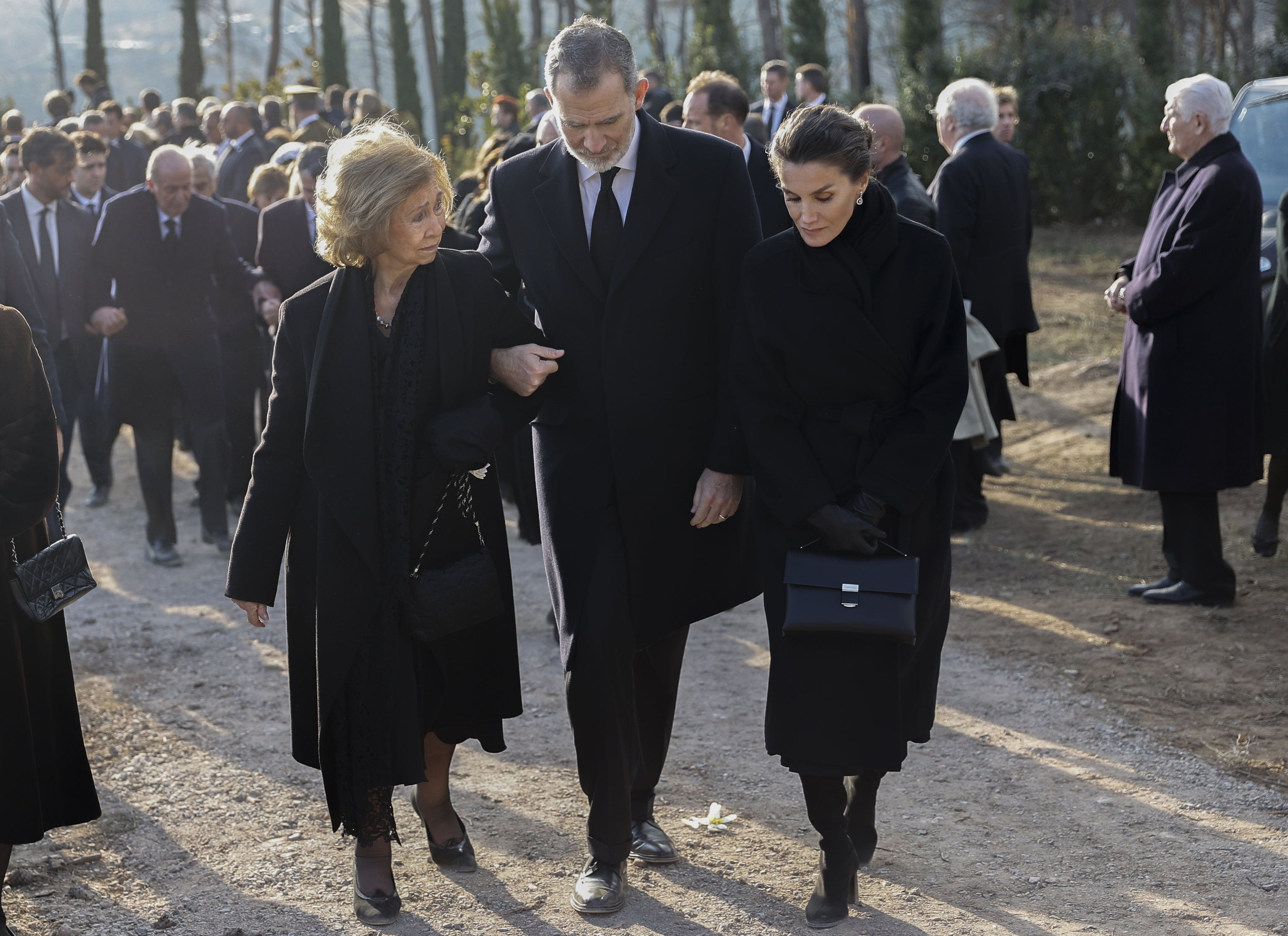 El Rey, del brazo de su madre, junto a la Reina Letizia, en el cementerio de Tatoi. Detrás, el Rey Juan Carlos.