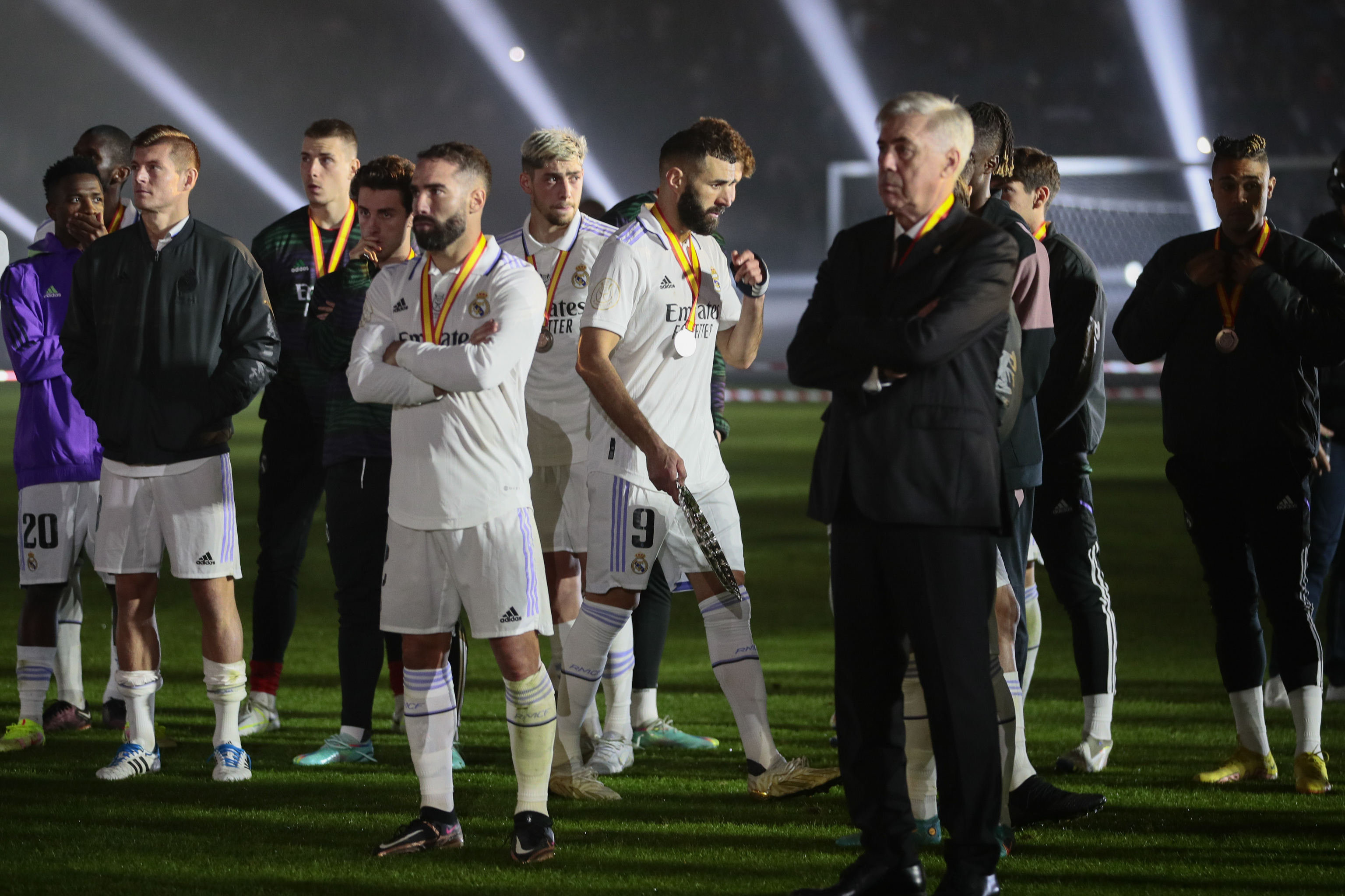 El entrenador del Real Madrid Carlo Ancelotti y sus jugadores tras perder la Supercopa.