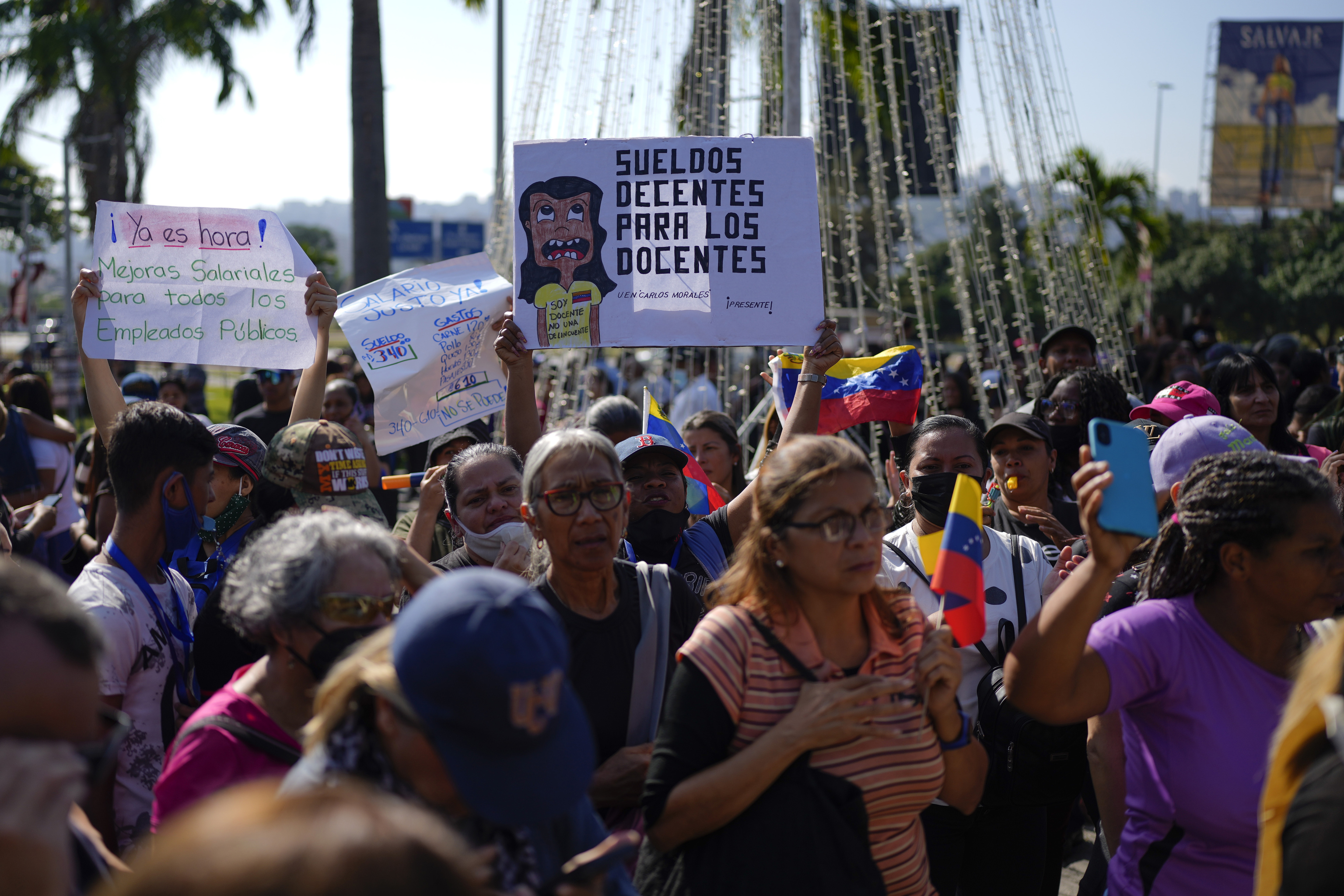 Maestros y otros gremios protestan, este lunes, en Caracas.