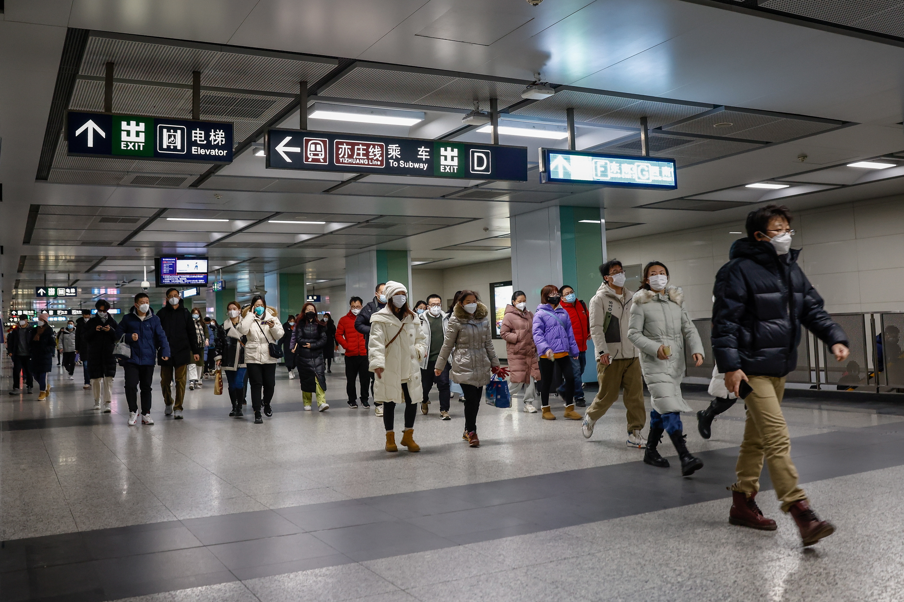 Ciudadanos chinos en el metro de Pekín.
