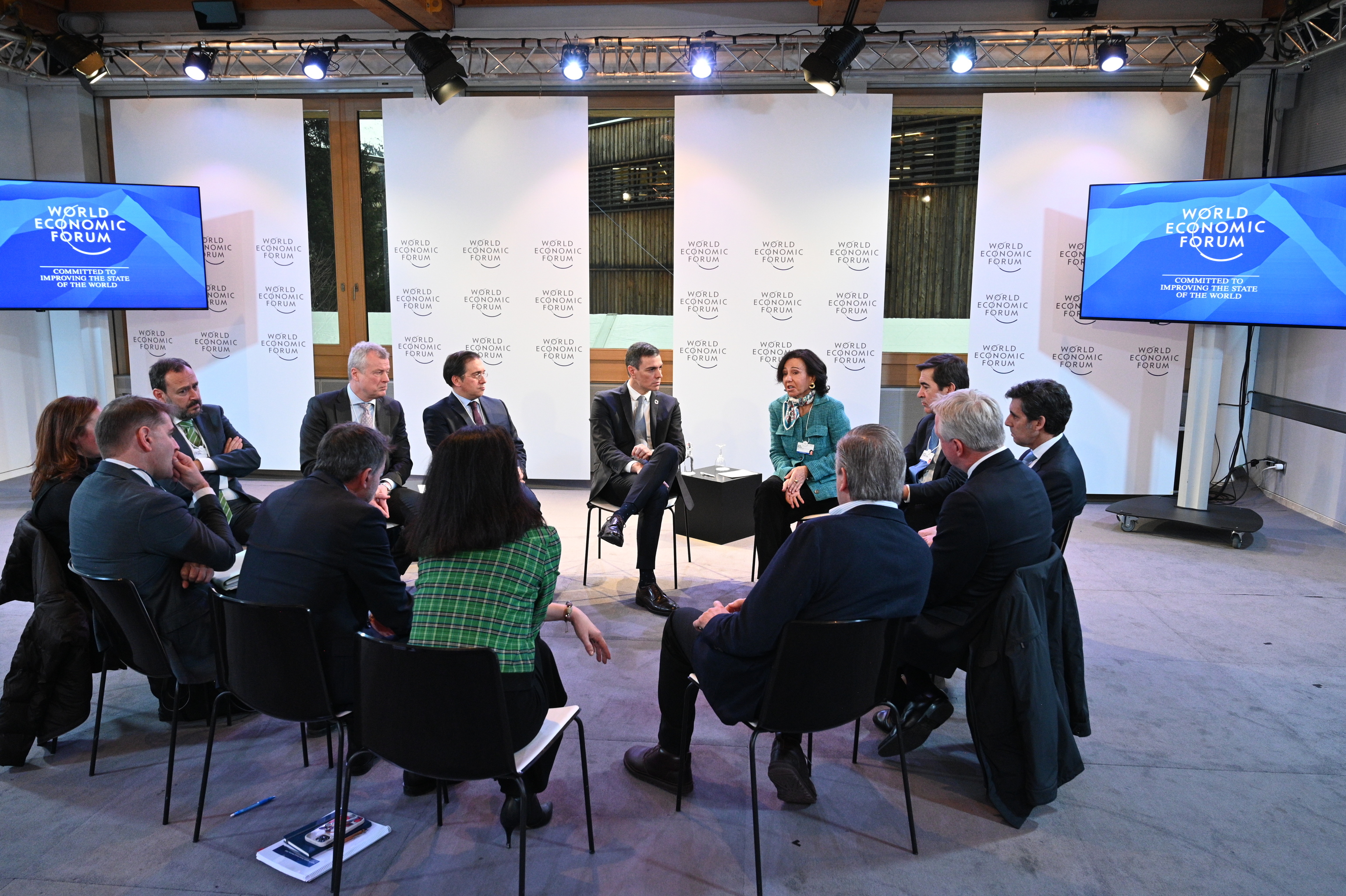 El presidente del Gobierno con altos ejecutivos de empresas del Ibex este martes en Davos