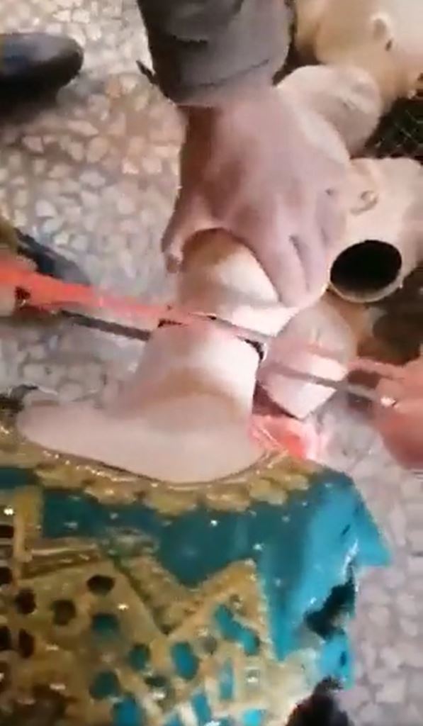 Comerciantes afganos decapitando maniquíes femeninos.
