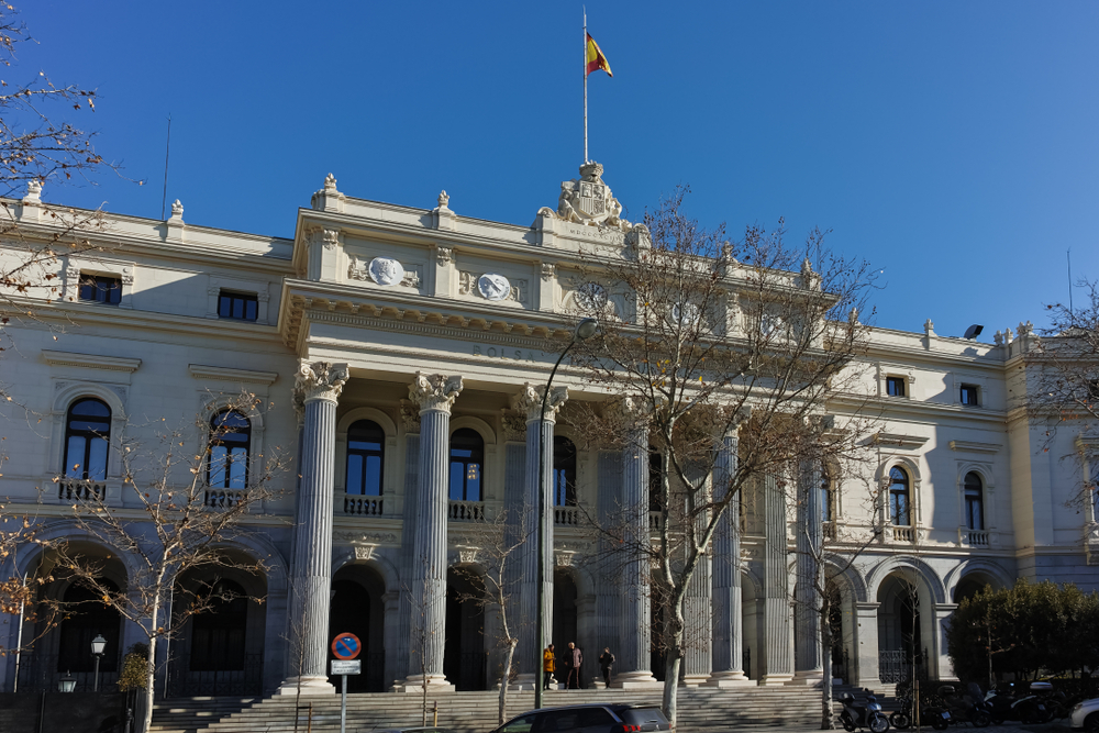 Entrada del Palacio de La Bolsa de Madrid.