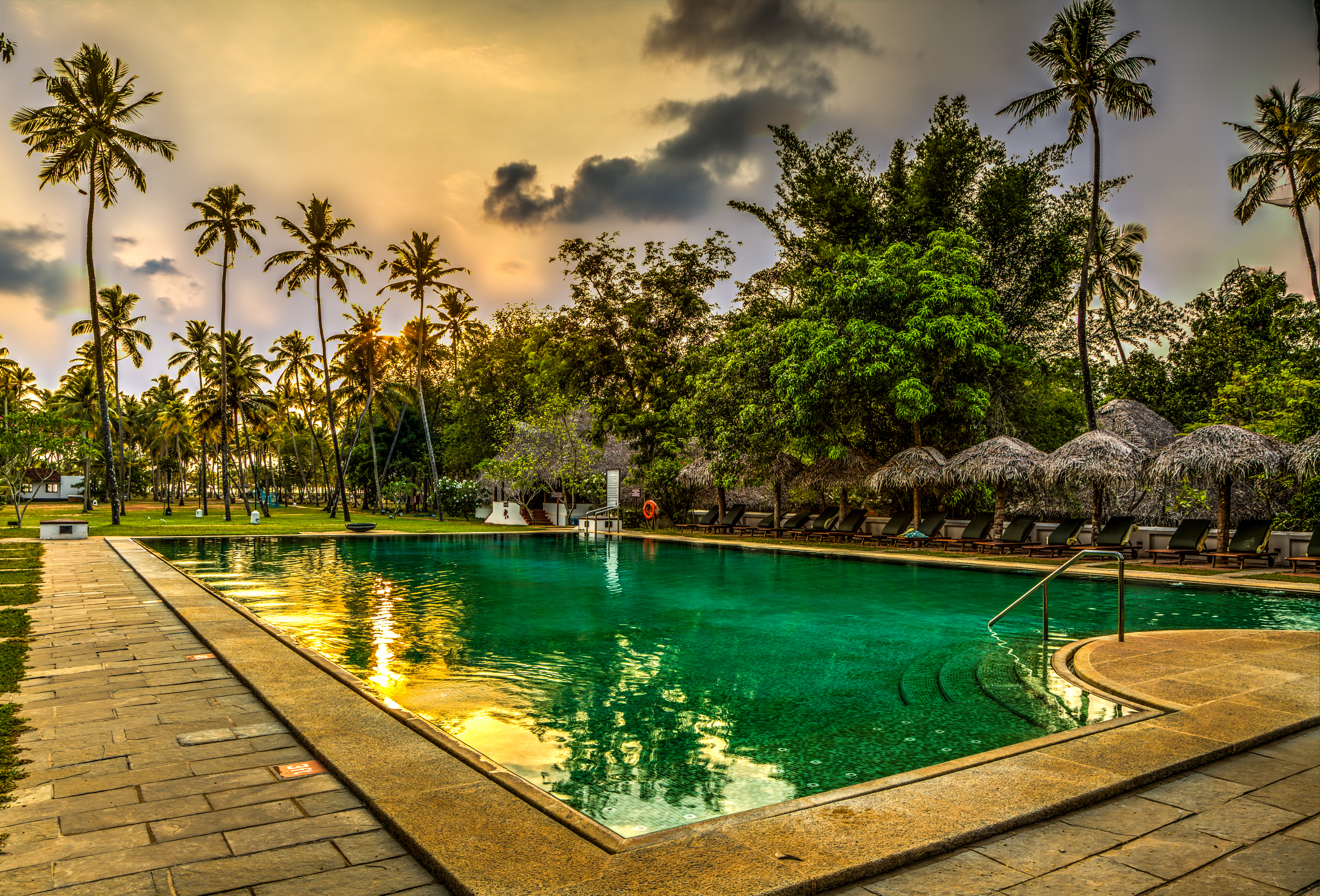 La piscina de agua marina, icono de este hotel en Kerala.