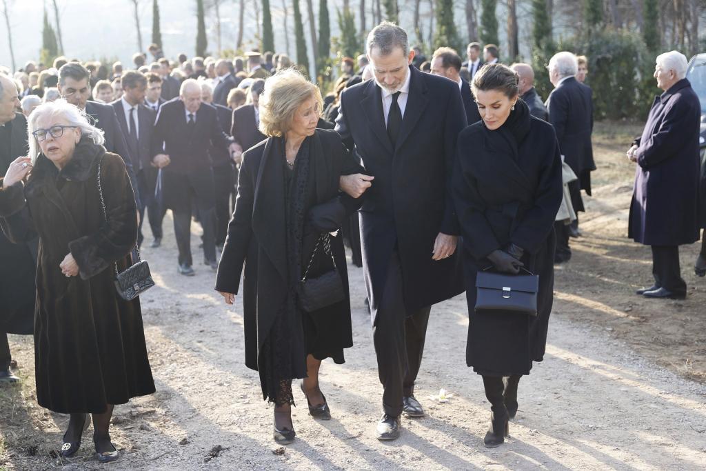 Imagen difundida por la Casa Real, en la que se ve al Rey Juan Carlos alejado de Felipe VI, quien camina junto a su madre y la Reina Letizia, en el funeral de Constantino.