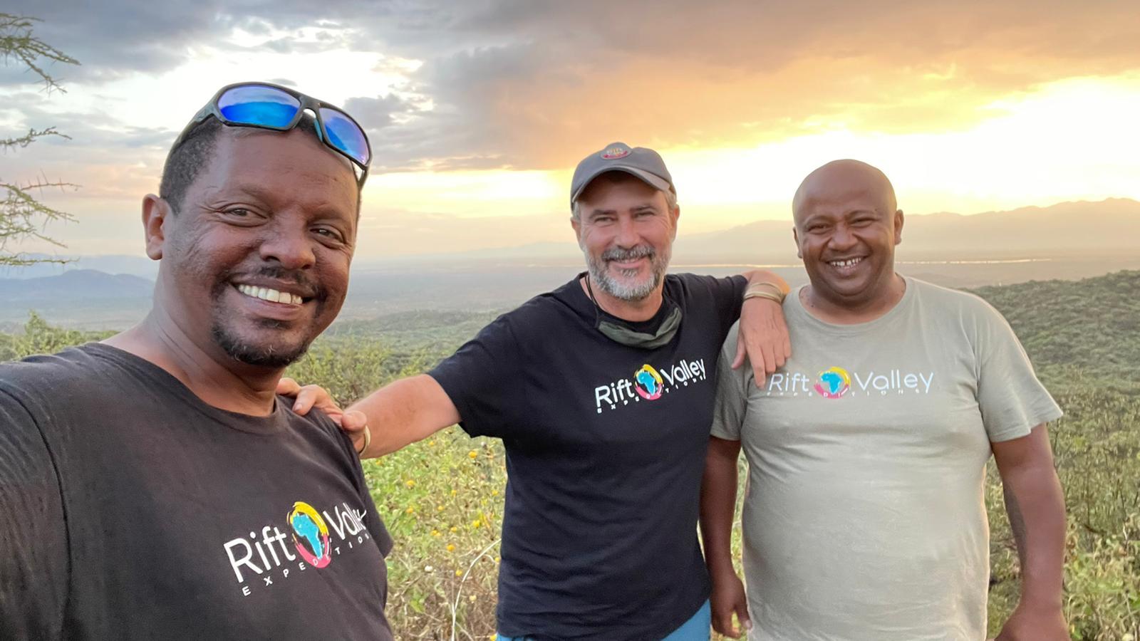 Toni Espadas (centro) con dos personas de su equipo de Rift Valley Expeditions.