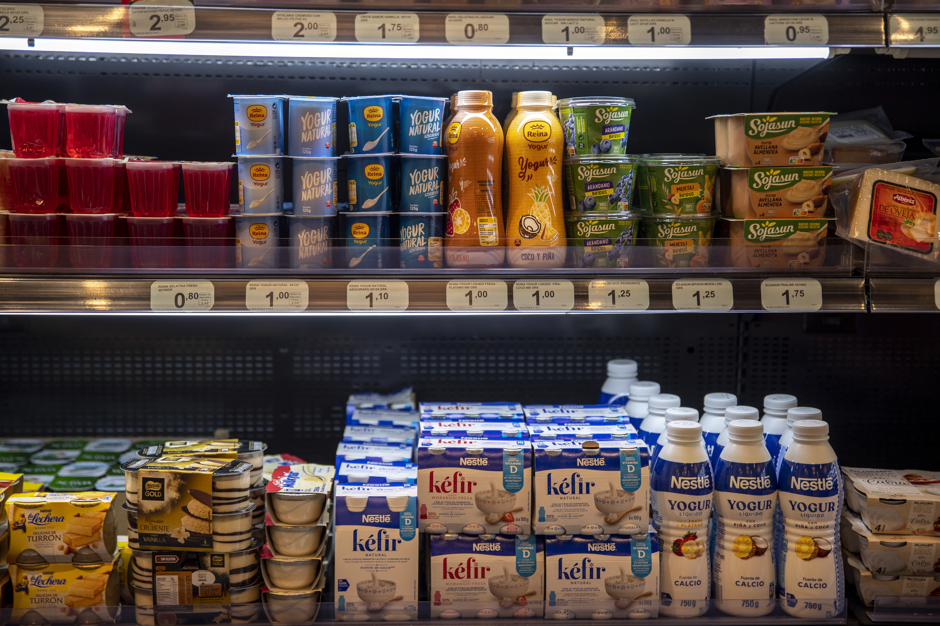Productos lácteos en un supermercado.