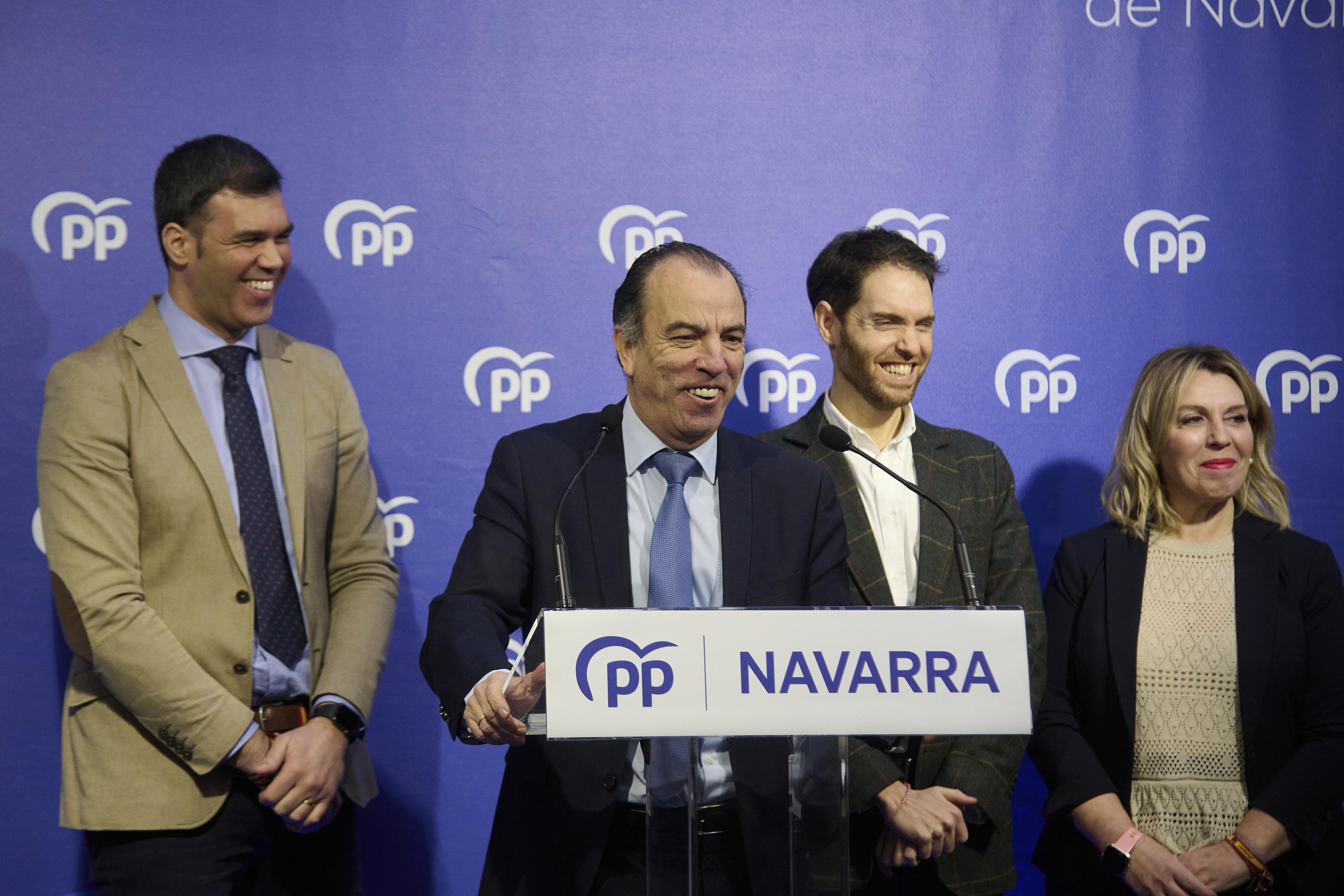 Carlos García Adanero responde a los periodistas mientras García, Sayas y Salanueva sonríen en la sede del PP de Navarra.