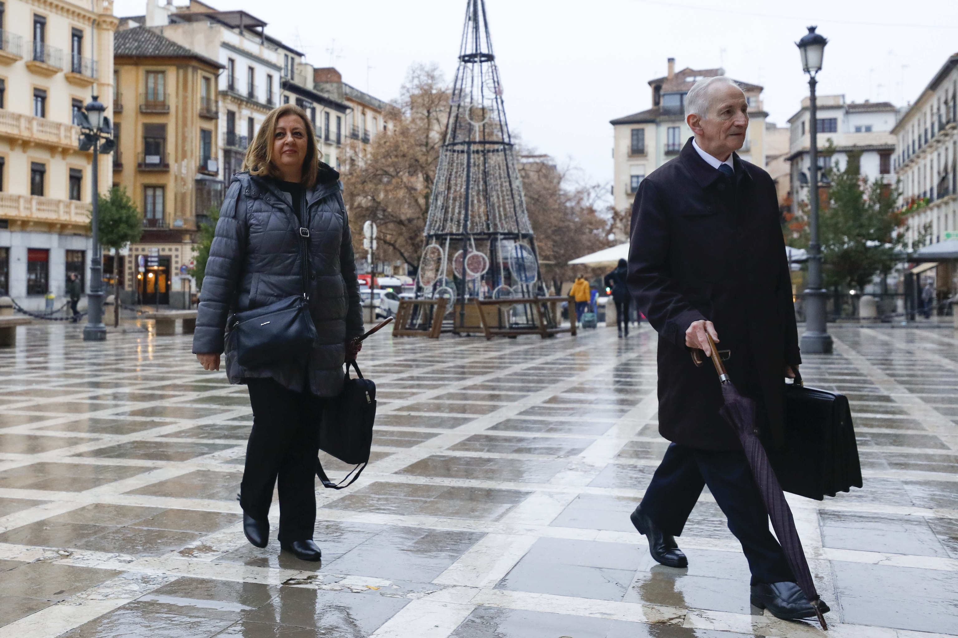 La ex directora de la Alhambra Mar Villafranca, junto a su abogado se dirigen a la Audiencia de Granada.