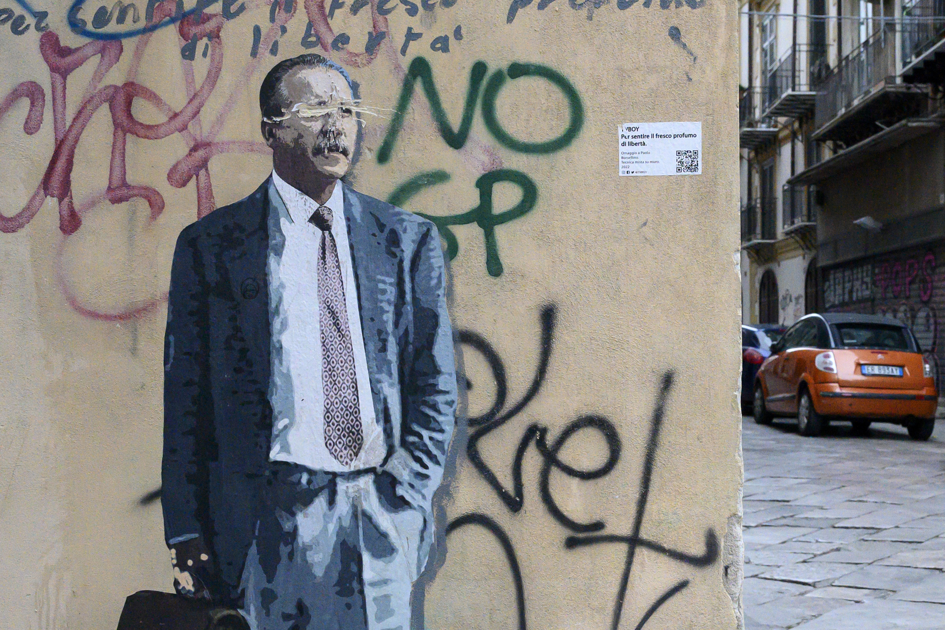 Mural del artista TvBoy con la imagen del fiscal antimafia asesinado Paolo Borsellino, en Palermo.