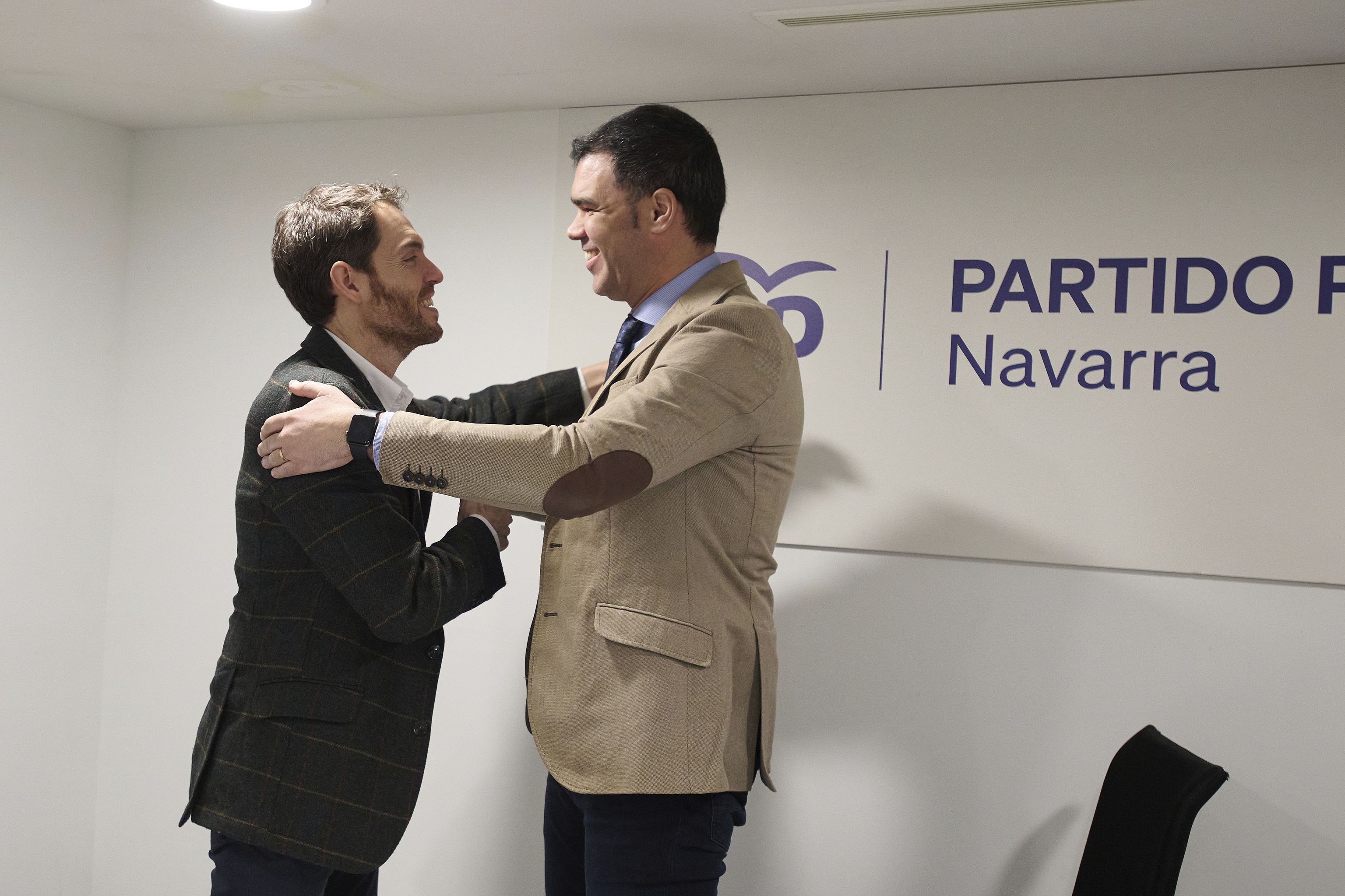 El diputado Sergio Sayas saluda a Javier Garca durante el encuentro que, junto Carlos Garca Adanero, mantuvieron en la sede del PP de Pamplona.
