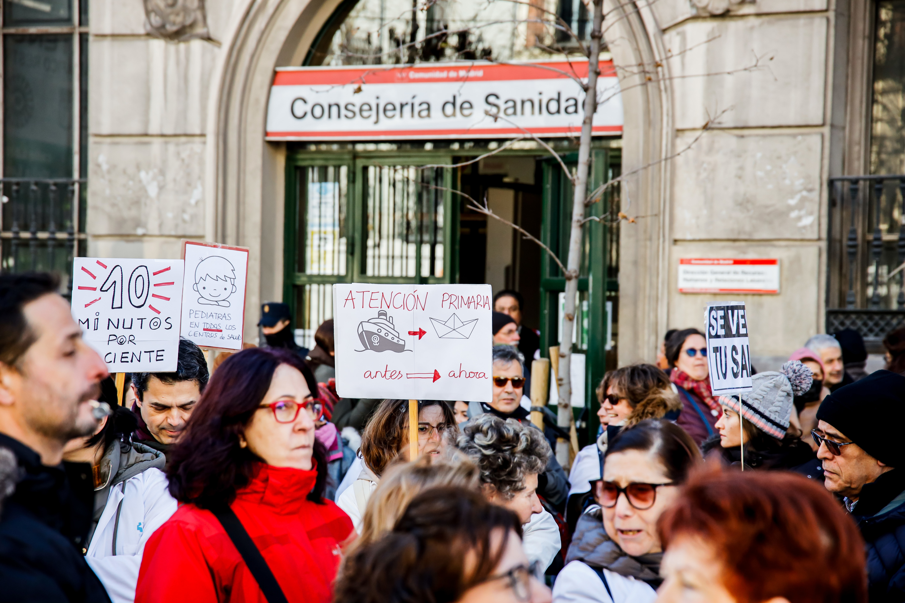 Concentración de médicos de Familia y pediatras frente a la Consejería de Sanidad de Madrid.