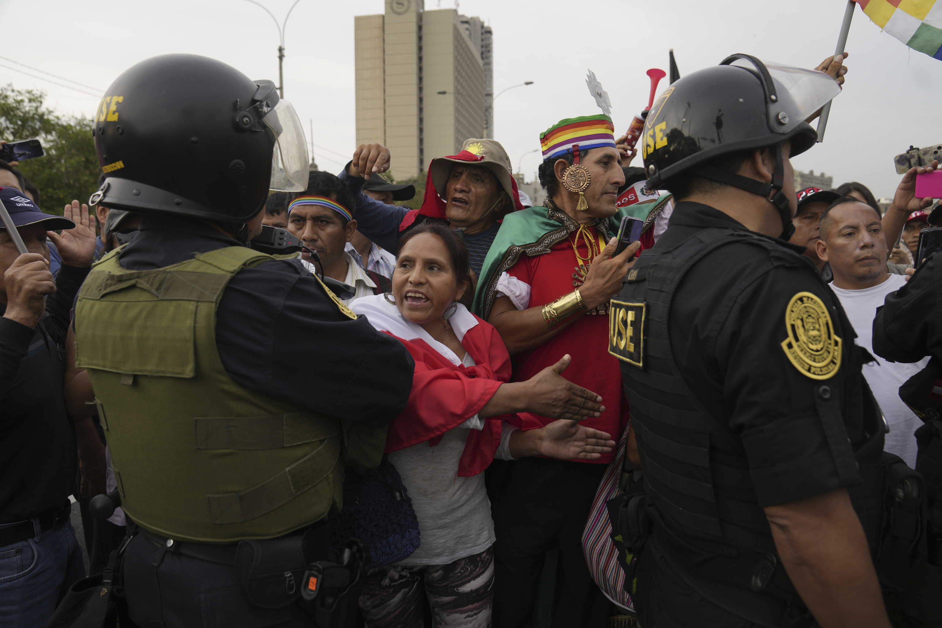 Manifestantes marchan contra la presidenta peruana Dina Boluarte, en Lima.