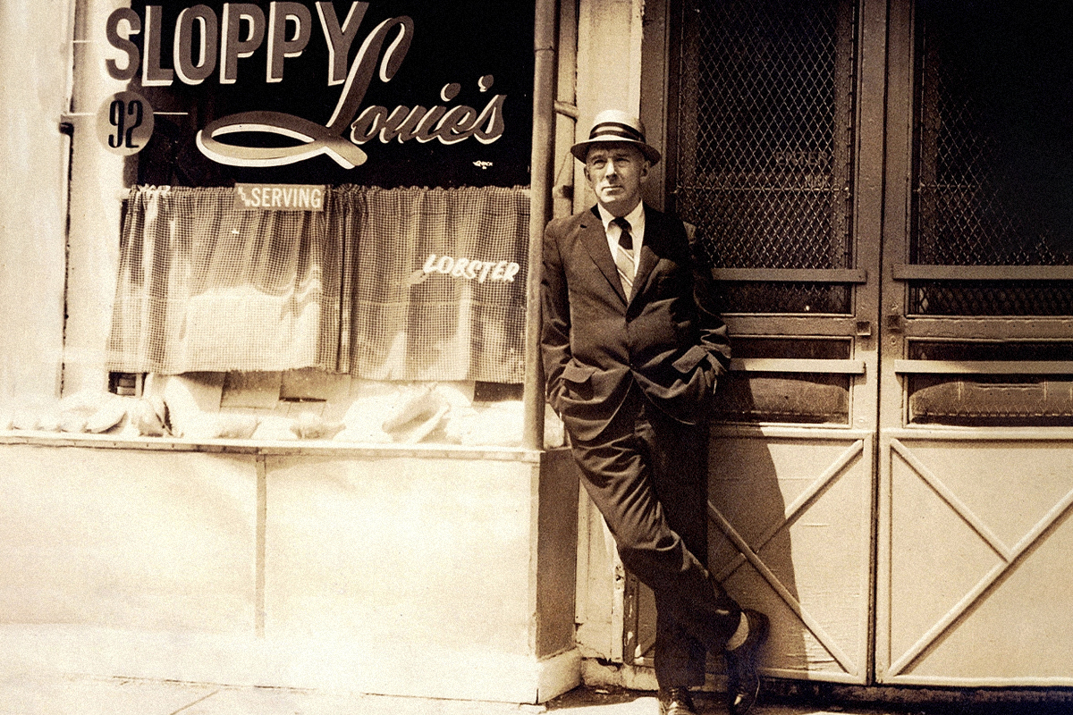 Mitchell, junto al restaurante Sloppy Louie's de Nueva York en 1952.