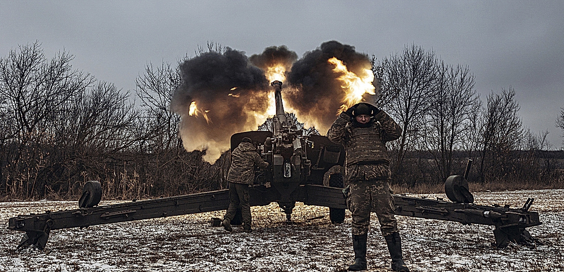Soldados ucranianos disparan su municin contra Marinka, en el Donetsk.