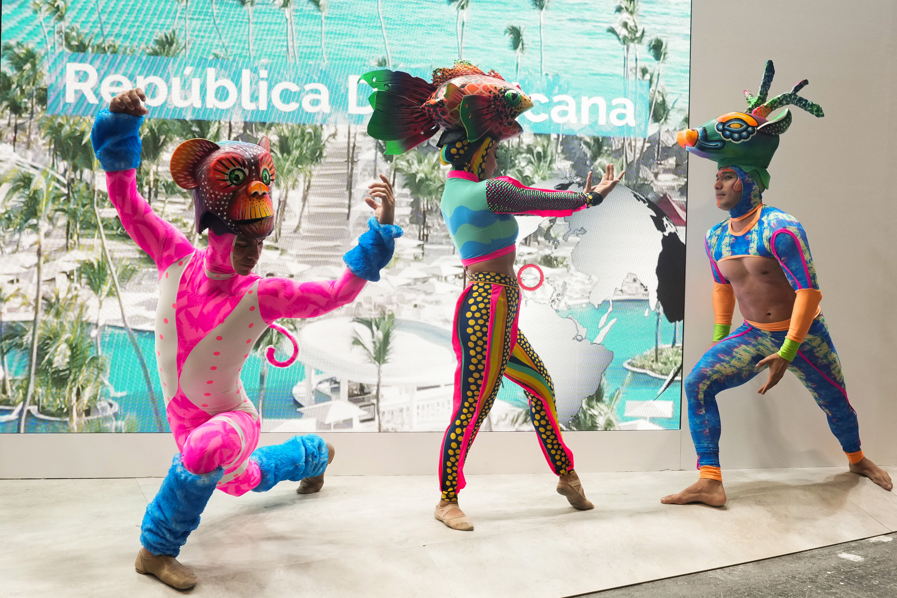 Tres artistas participan de una exhibición en el stand de República Dominicana, uno de los más concurridos en la inauguración de Ifema.