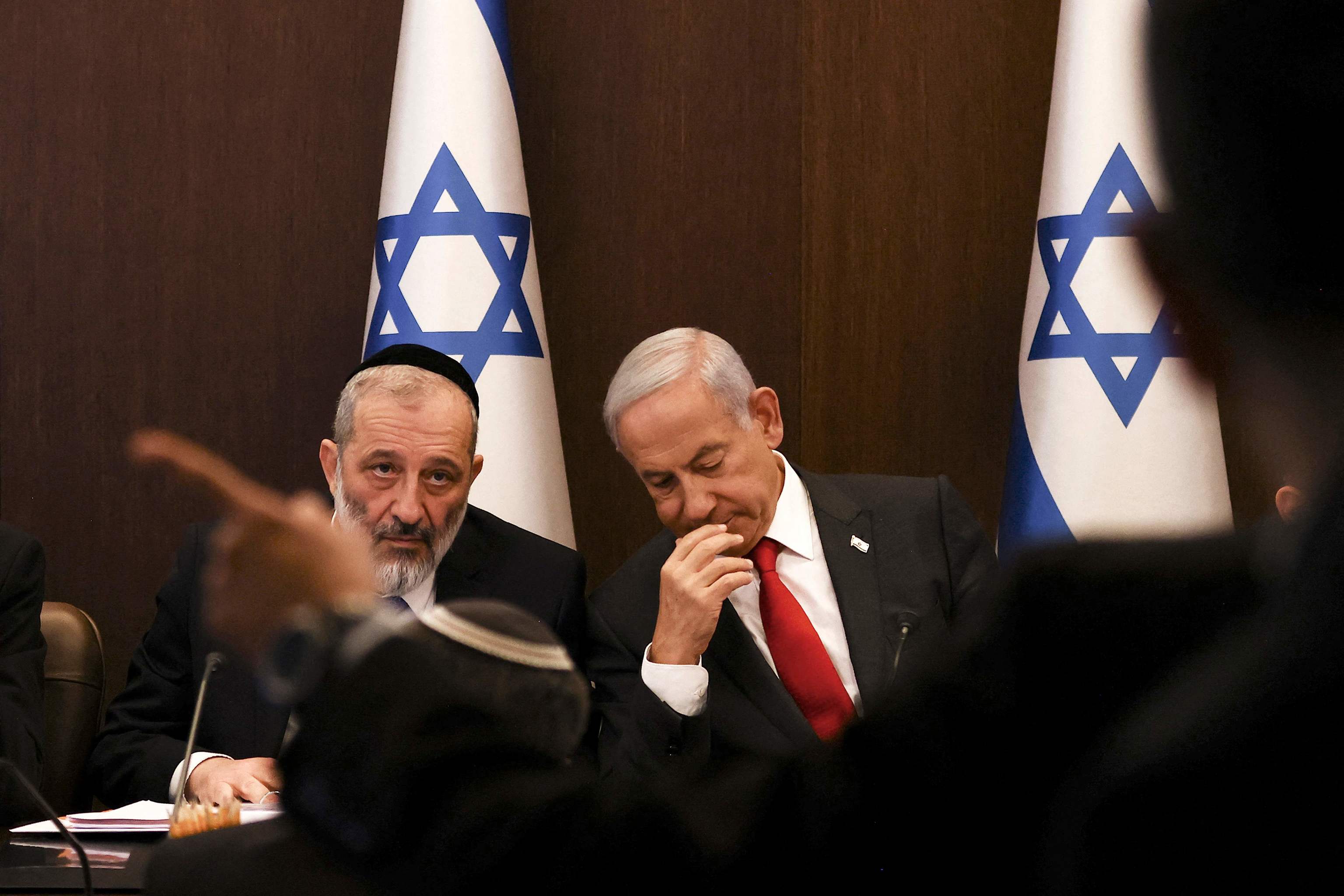 El primer ministro israel, Benjamn Netanyahu (dcha.), junto a Arieh Deri.