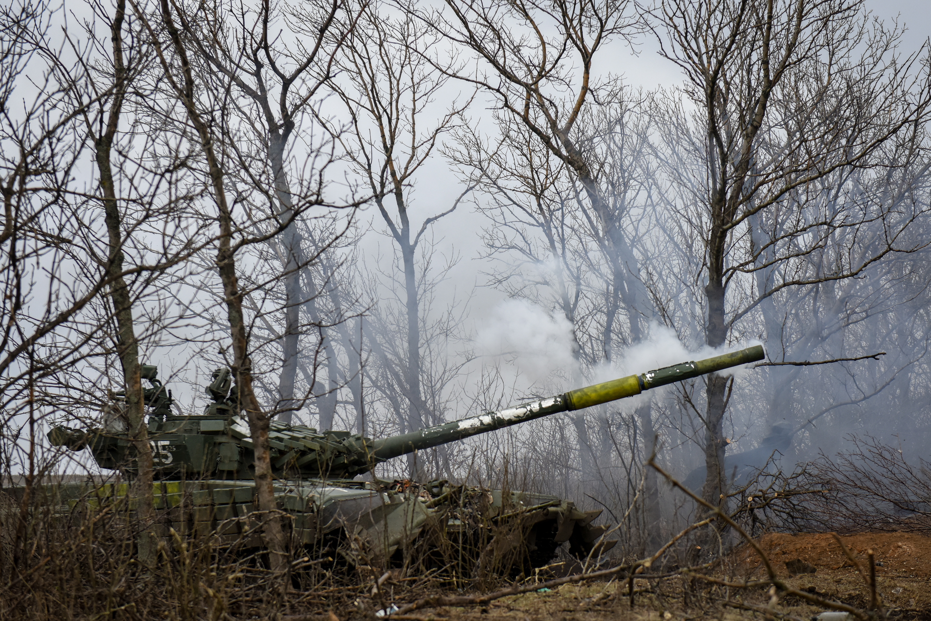 Soldados ucranianos en un carro T-72  en Donetsk.