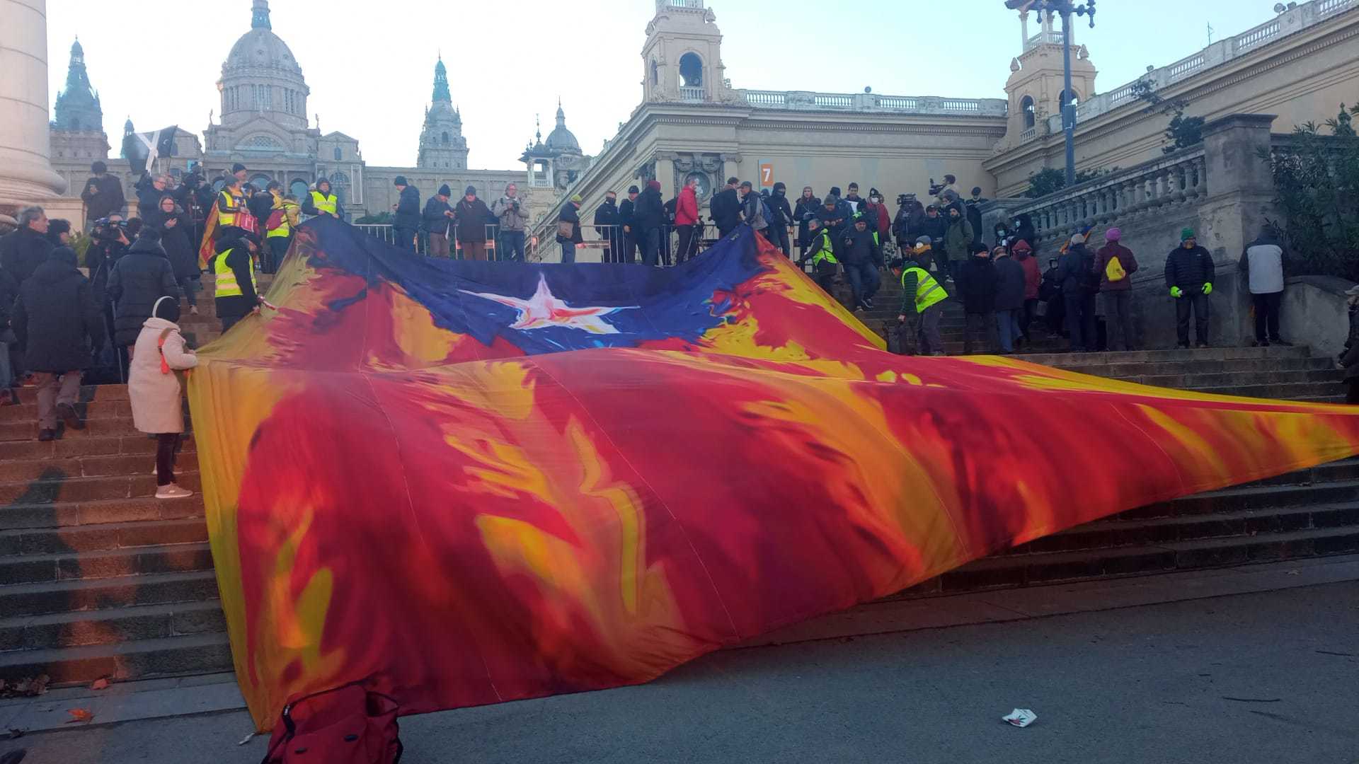 Despliegue de una bandera independentista en Barcelona.
