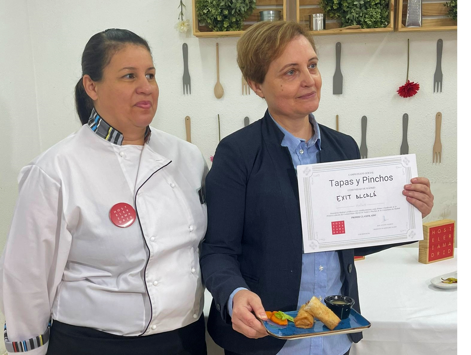 La cocinera Roseny Brito y la responsable de Exit Alcalá, Socorro Jánez.