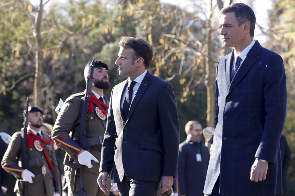 Macron y Sánchez pasan revista a las tropas.