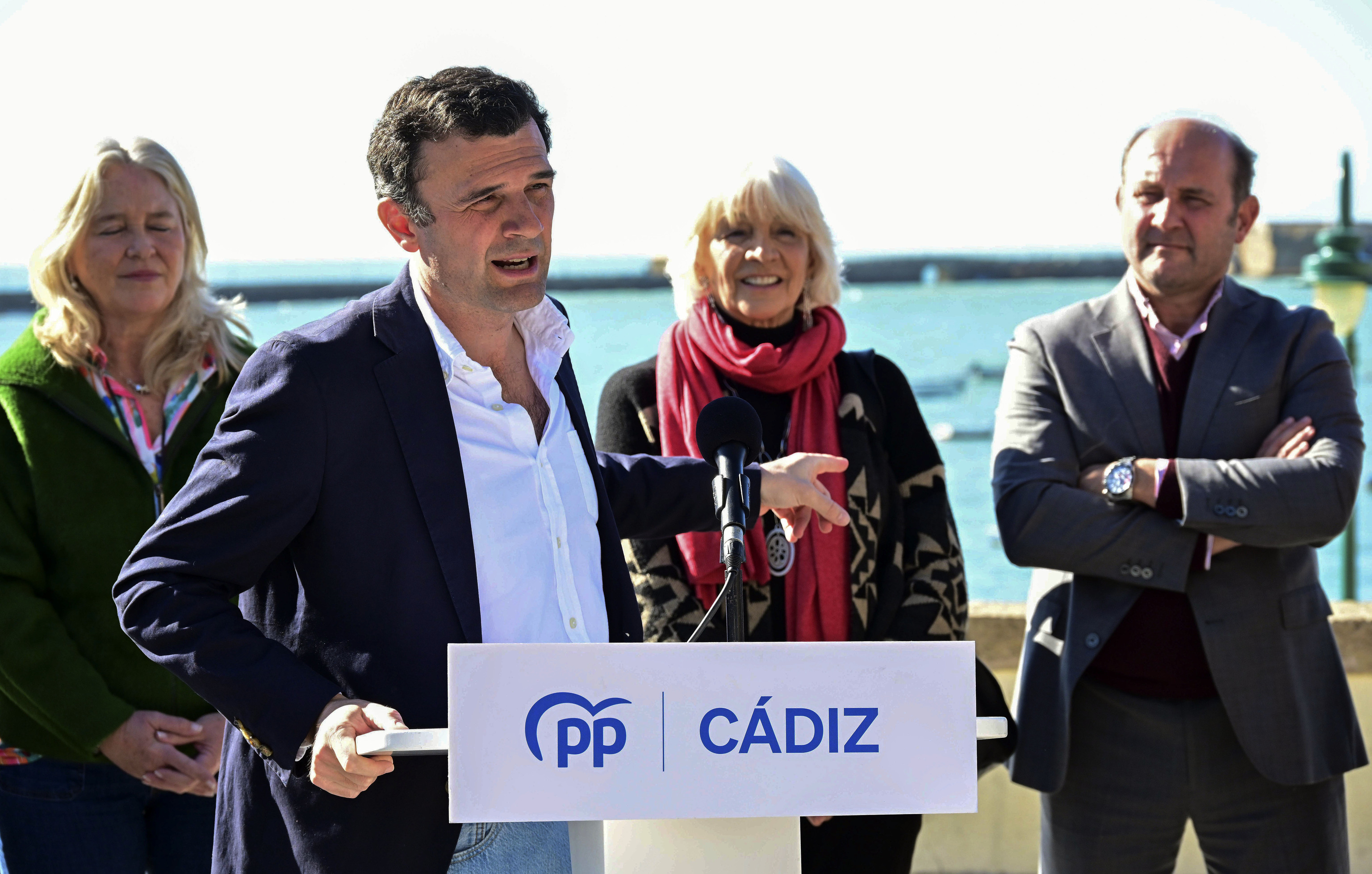 El presidente del PP de Cdiz y candidato a la Alcalda, Bruno Garca, en su presentacin hoy junto a Tefila Martnez.
