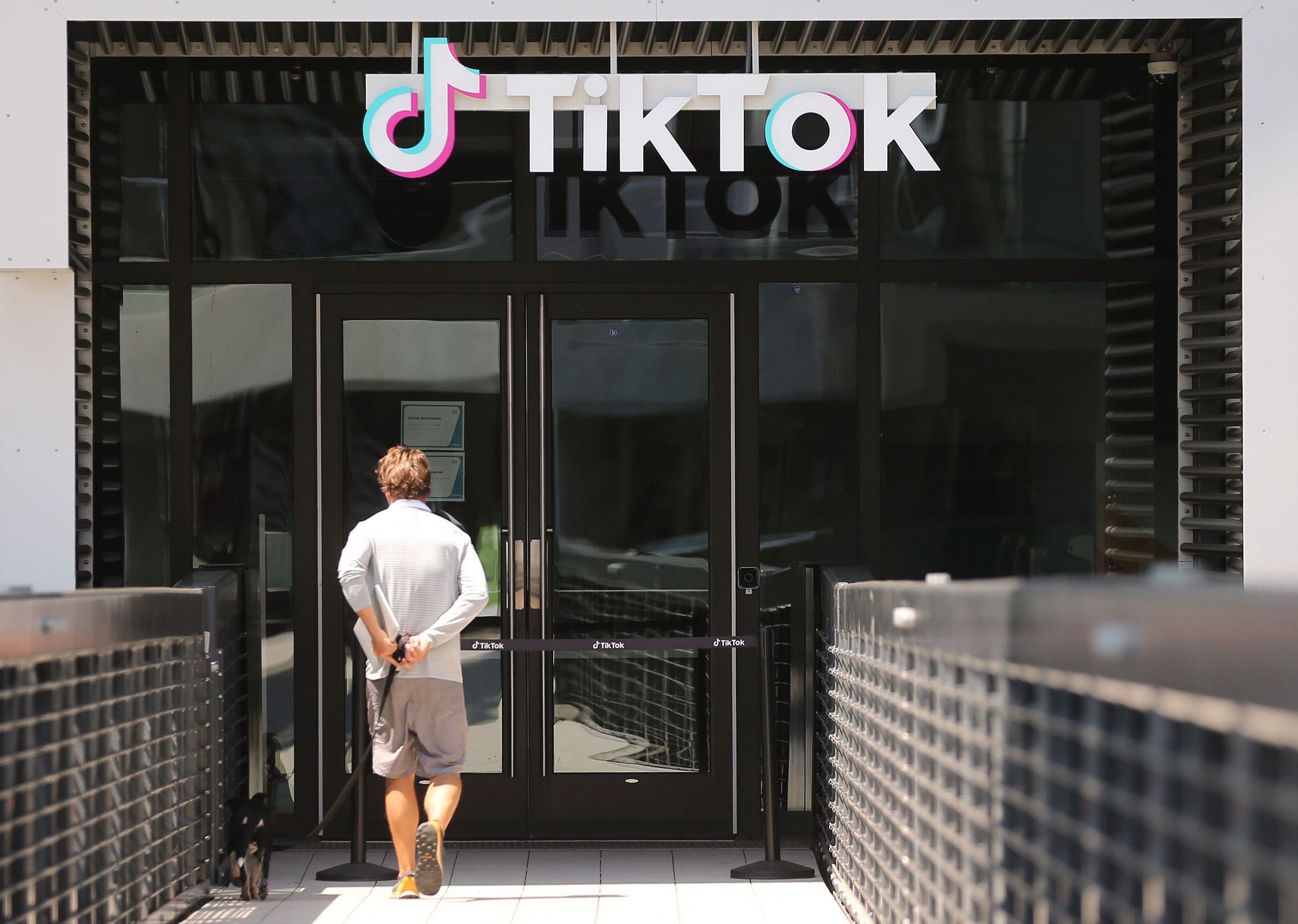 Un hombre pasa por delante de una oficina de TikTok.