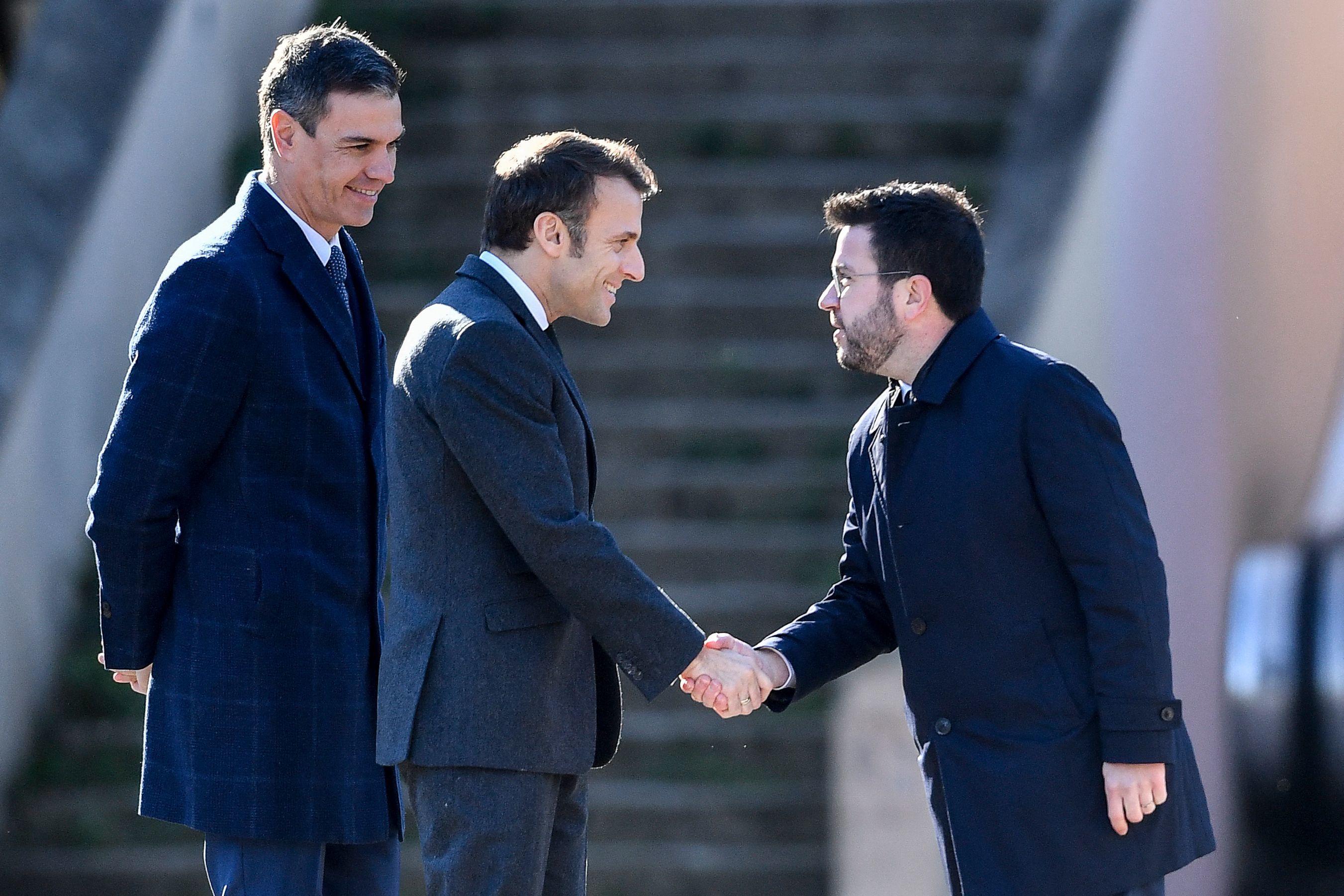 Pere Aragonès saluda a Emmanuel Macron en presencia de Pedro Sánchez, en Barcelona.
