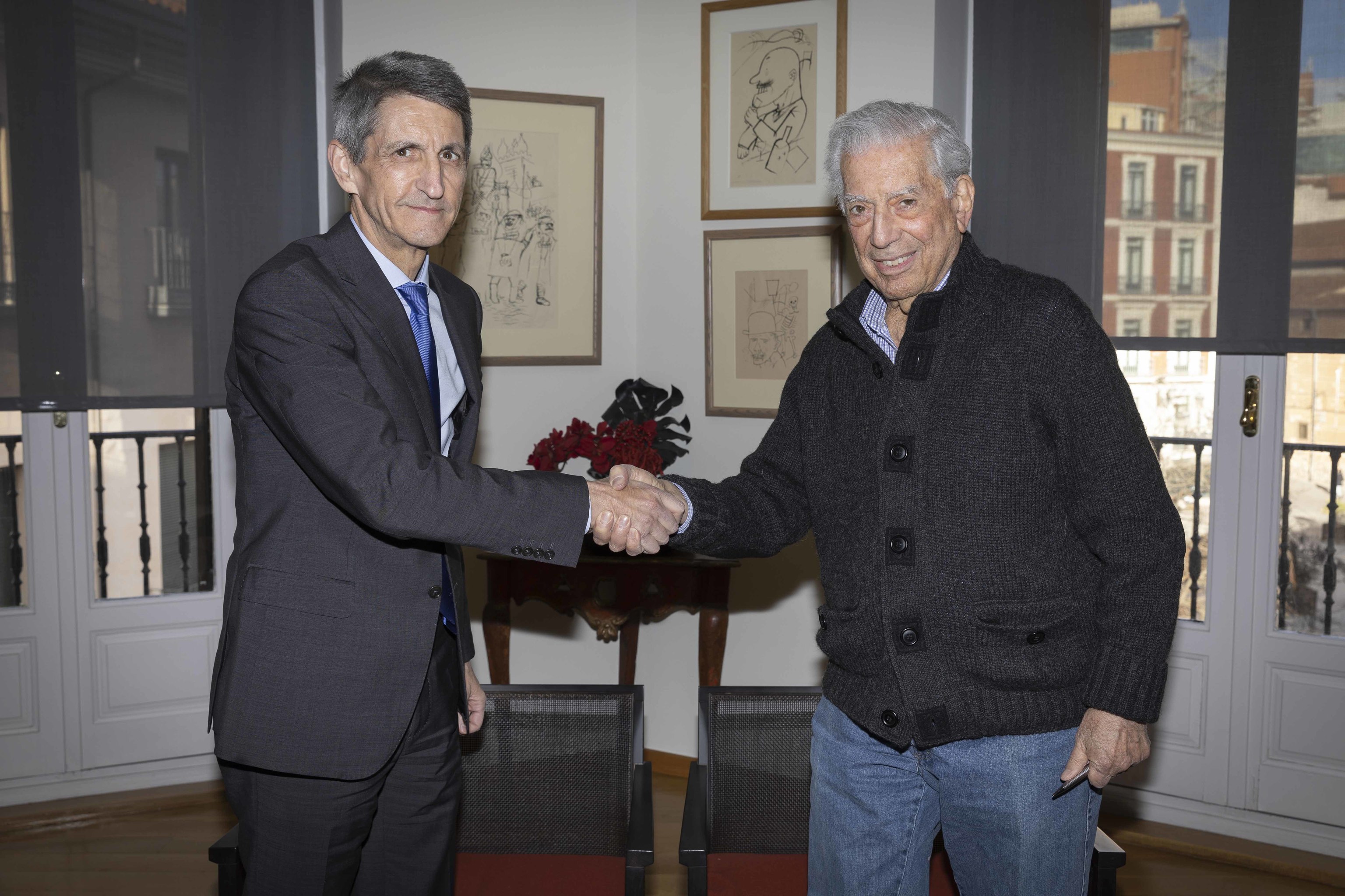 Jos M. Domnguez, presidente de la Fundacin Bancaria Unicaja, y Mario Vargas Llosa.