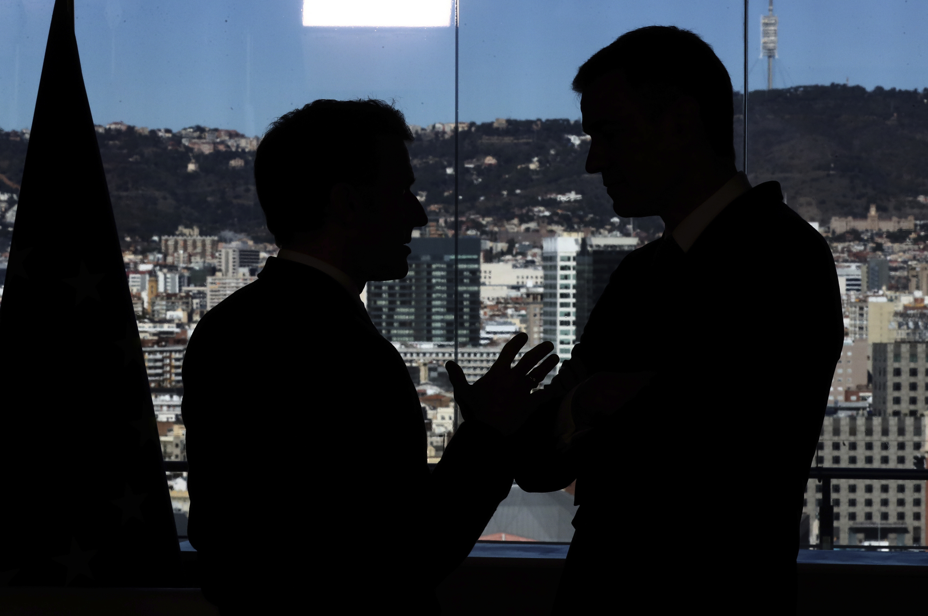 Pedro Snchez y Emmanuel Macron conversan durante la cumbre hispanofrancesa de Barcelona.