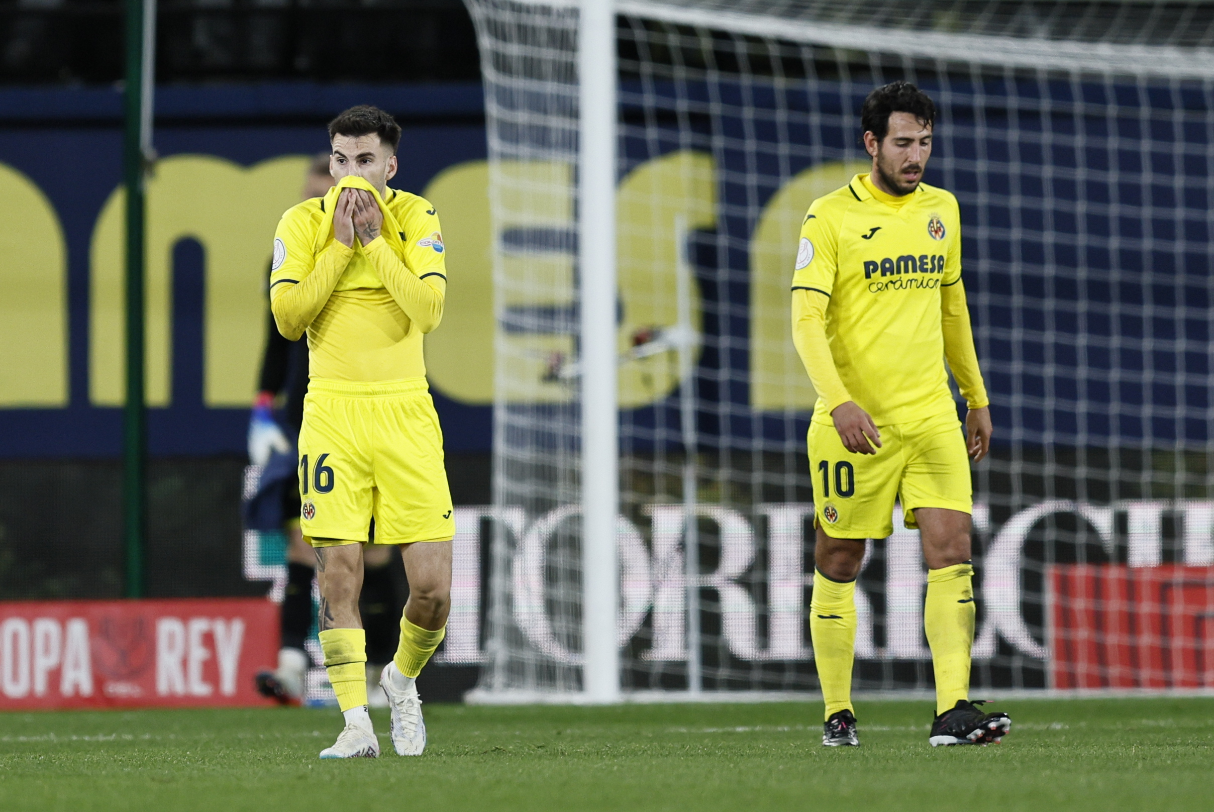 Los jugadores del Villarreal se lamentan.