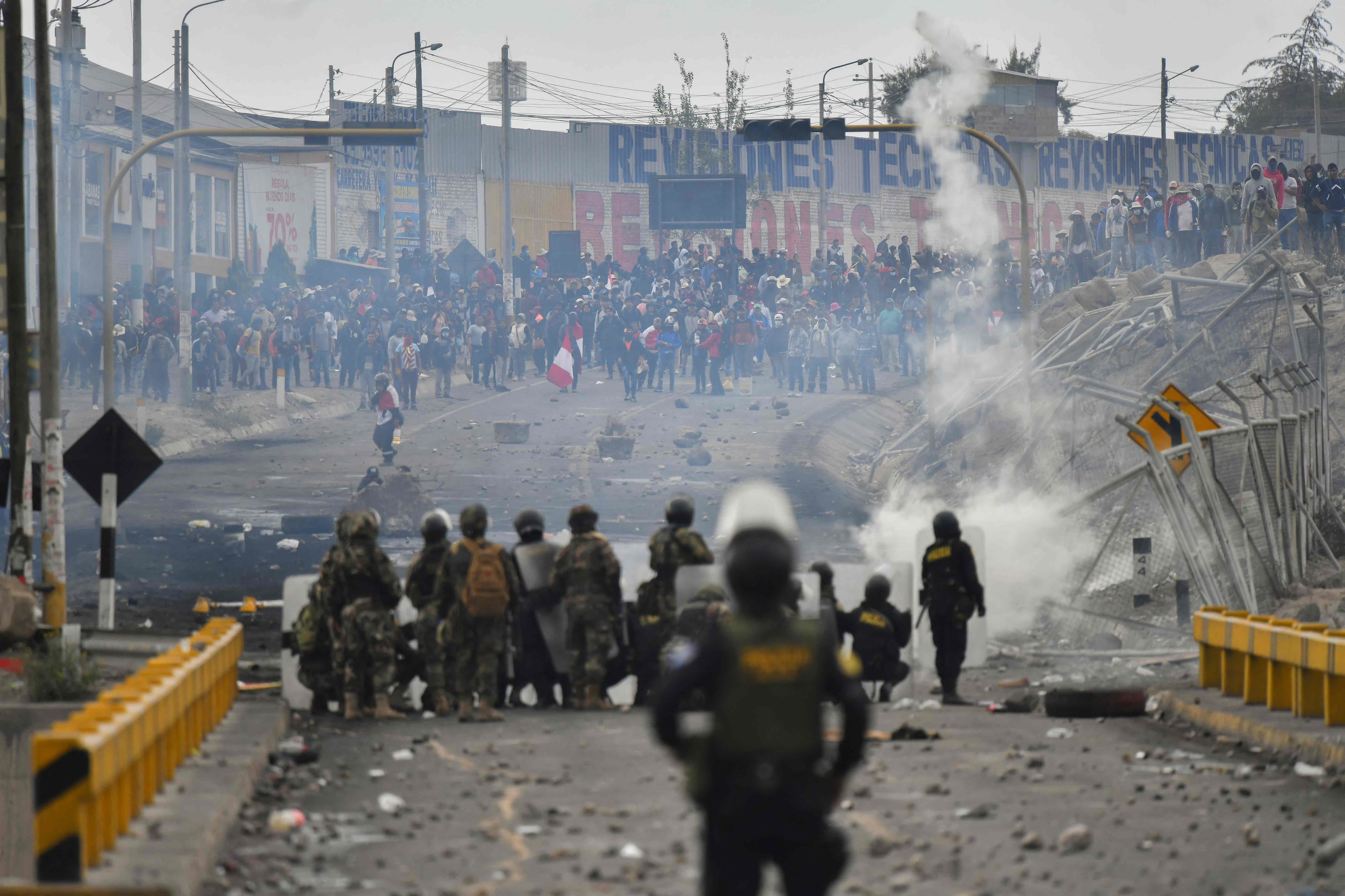 Disturbios entre manifestantes y policía en el puente de Añashuayco, en Arequipa.