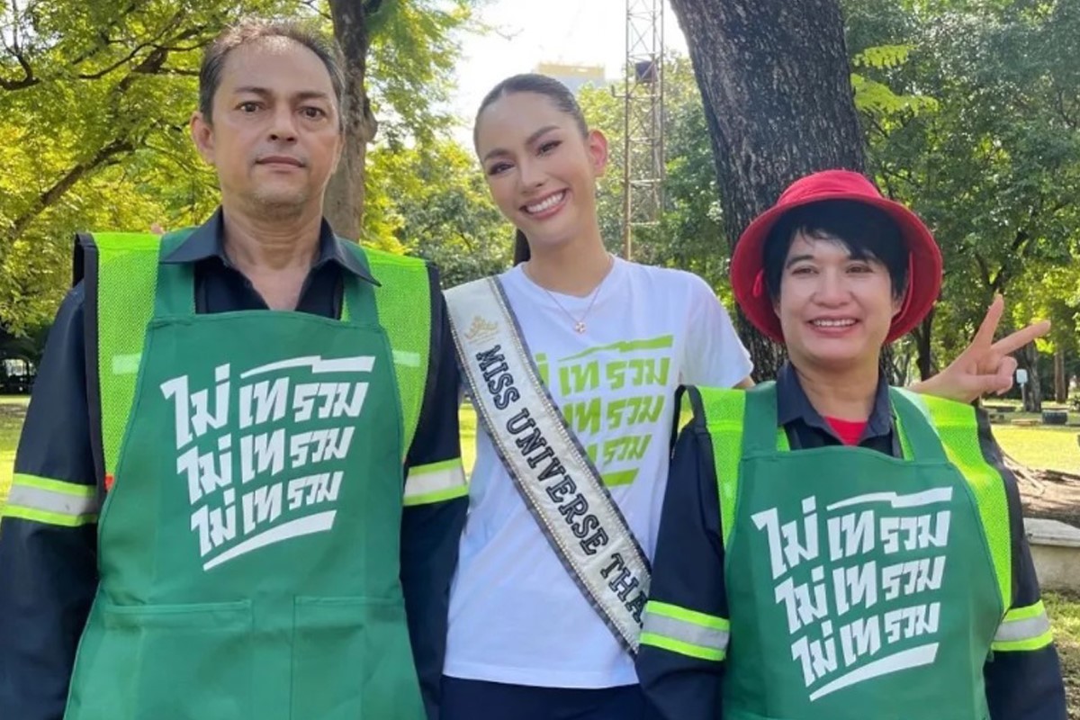 Ana, Miss Tailandia, con sus padres en uniforme de trabajo.