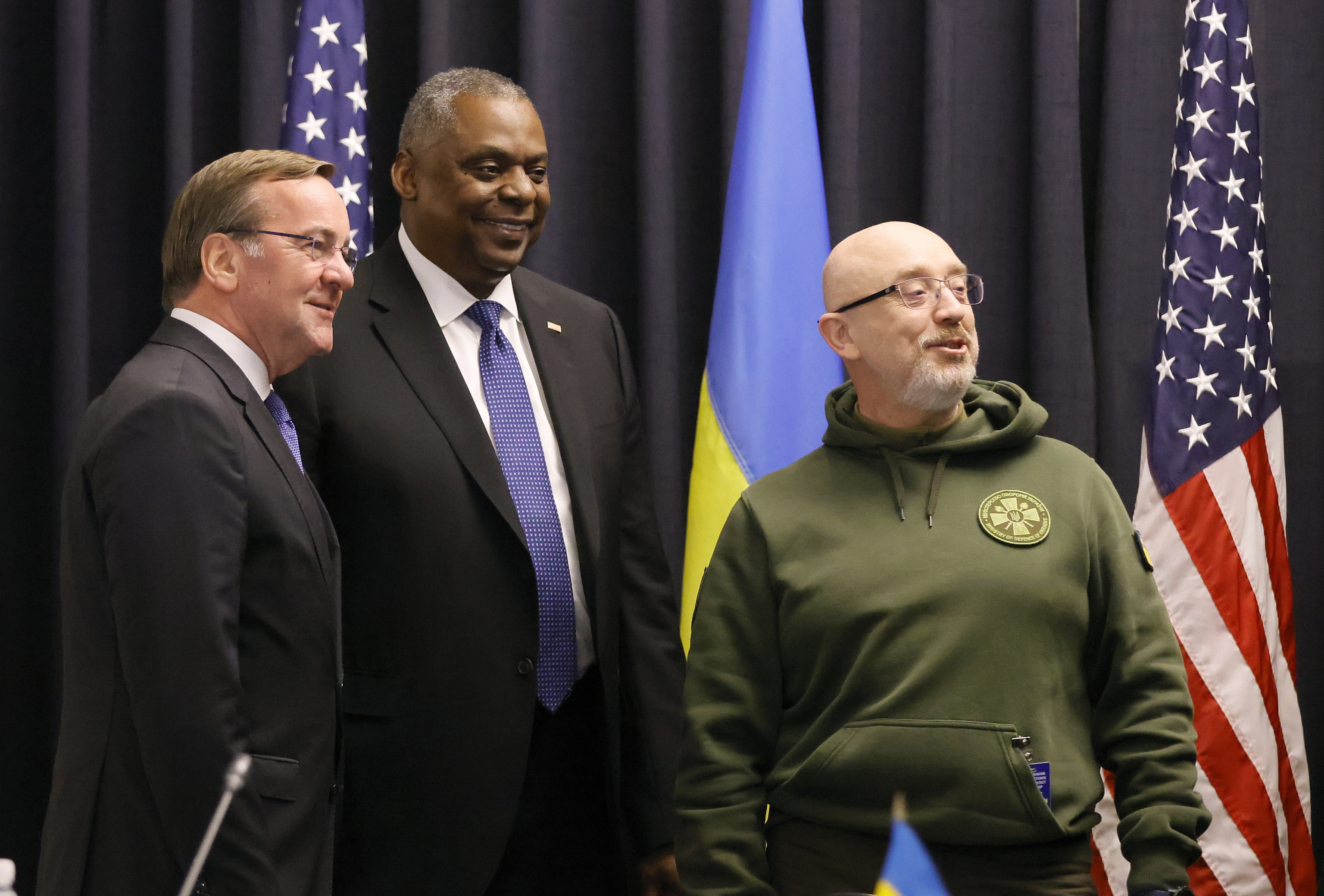 El Secretario de Defensa estadounidense, Lloyd J. Austin III (C), el Ministro de Defensa ucraniano, Oleksii Reznikov (D), y el Ministro de Defensa alemn, Boris Pistorius (I), durante la tercera reunin del Grupo de Contacto de Defensa de Ucrania en la Base Area estadounidense de Ramstein (Alemania), el 20 de enero de 2023.