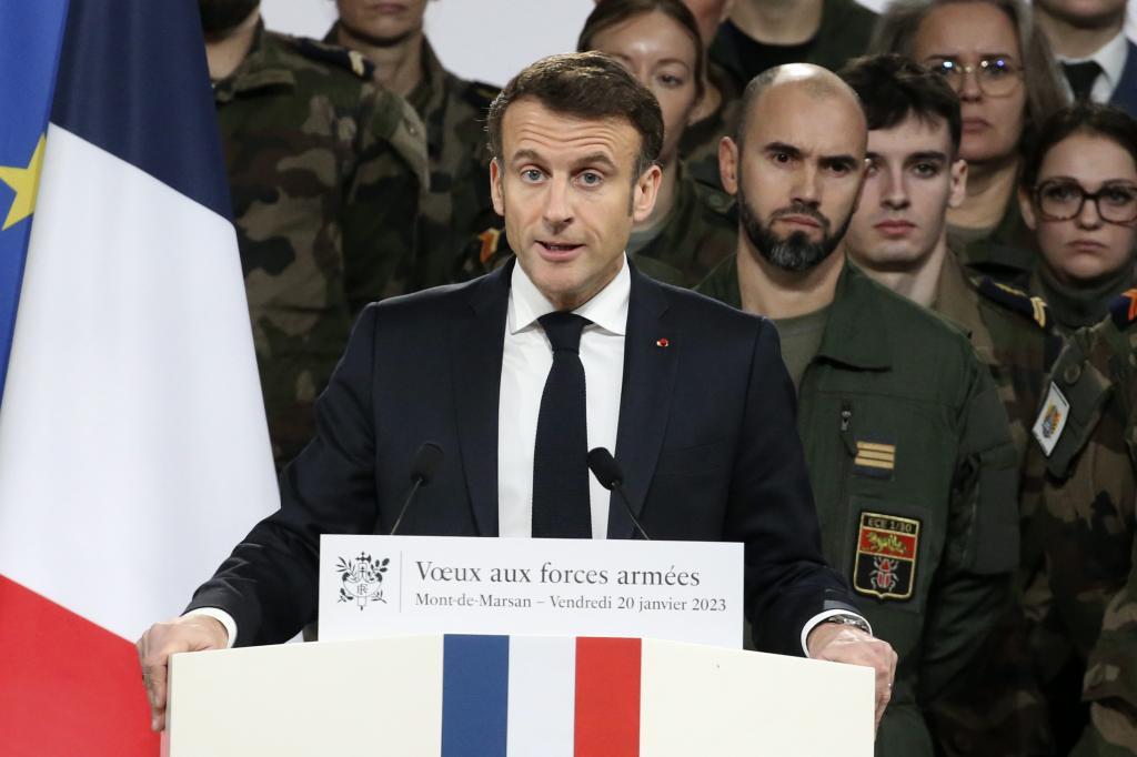 Macron pronuncia su discurso de Ao Nuevo ante el ejrcito francs en la base area de Mont-de-Marsan.