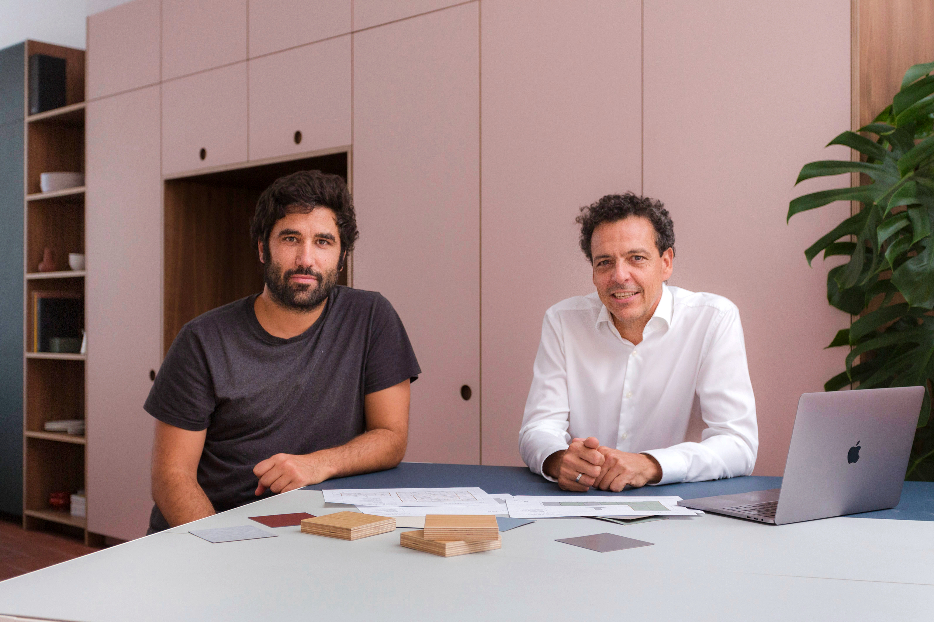 Jorge Cienfuegos y Jaime Pont, responsables de la 'star up' CUBRO, en sus oficinas de Madrid.