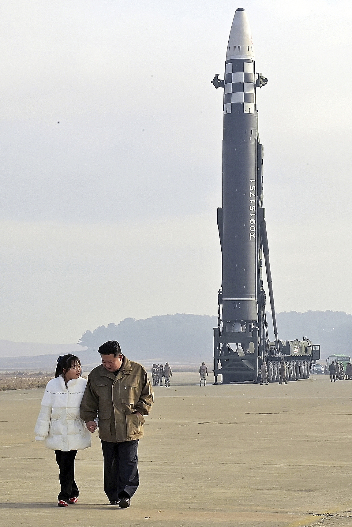 El presidente norcoreano, Kim Jong-un, con su hija, durante la prueba de lanzamiento de un misil balstico.
