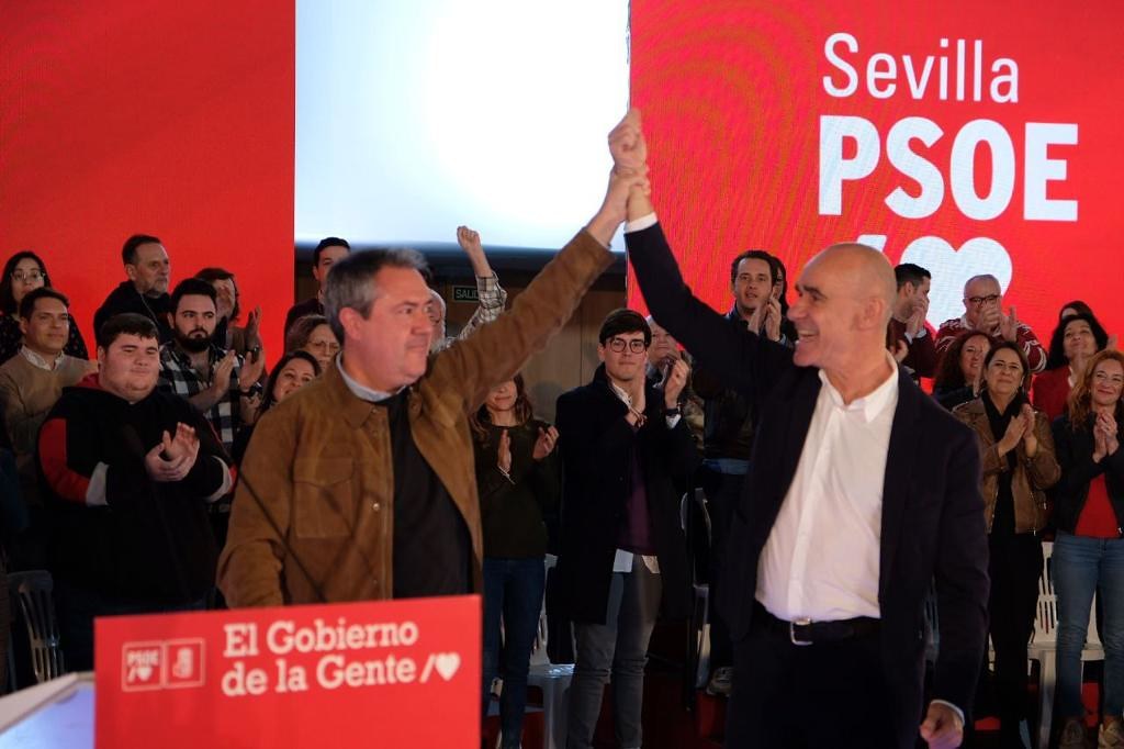 El secretario general del PSOE andaluz, Juan Espadas, junto al candidato a la Alcalda de Sevilla, Antonio Muoz, en el arranque de la precampaa hace una semana.