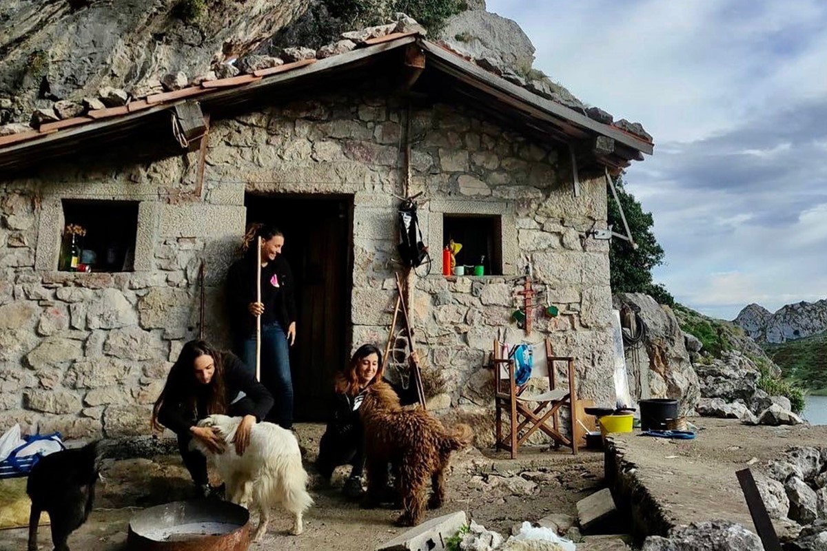 Las pastoras Angie, Lucía y Sara en la cabaña donde hicieron su experimento.