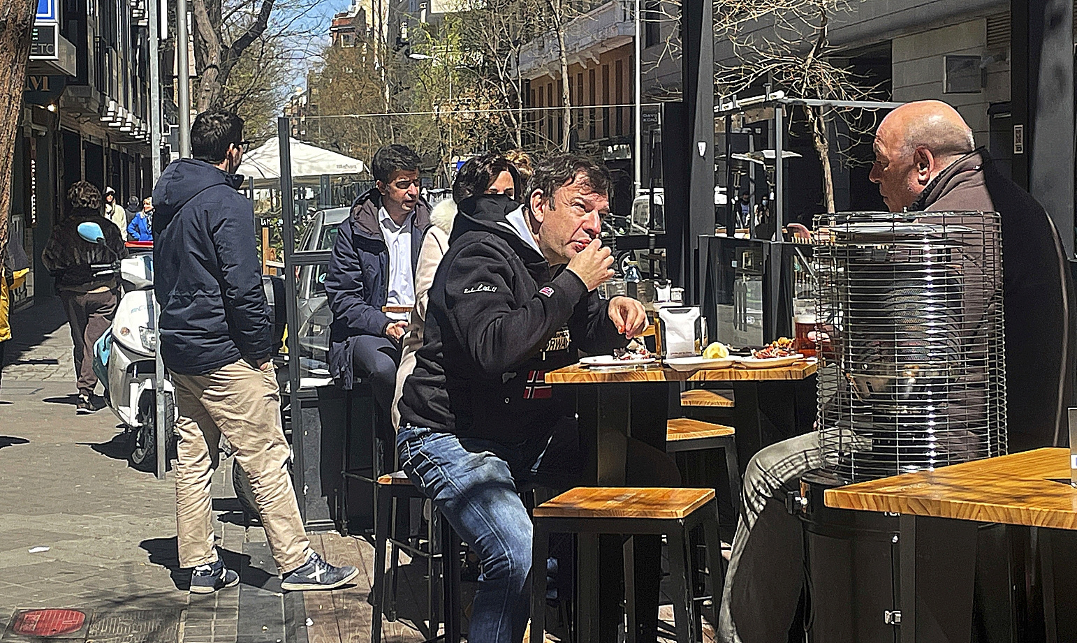 Se puede fumar en la terraza de un bar