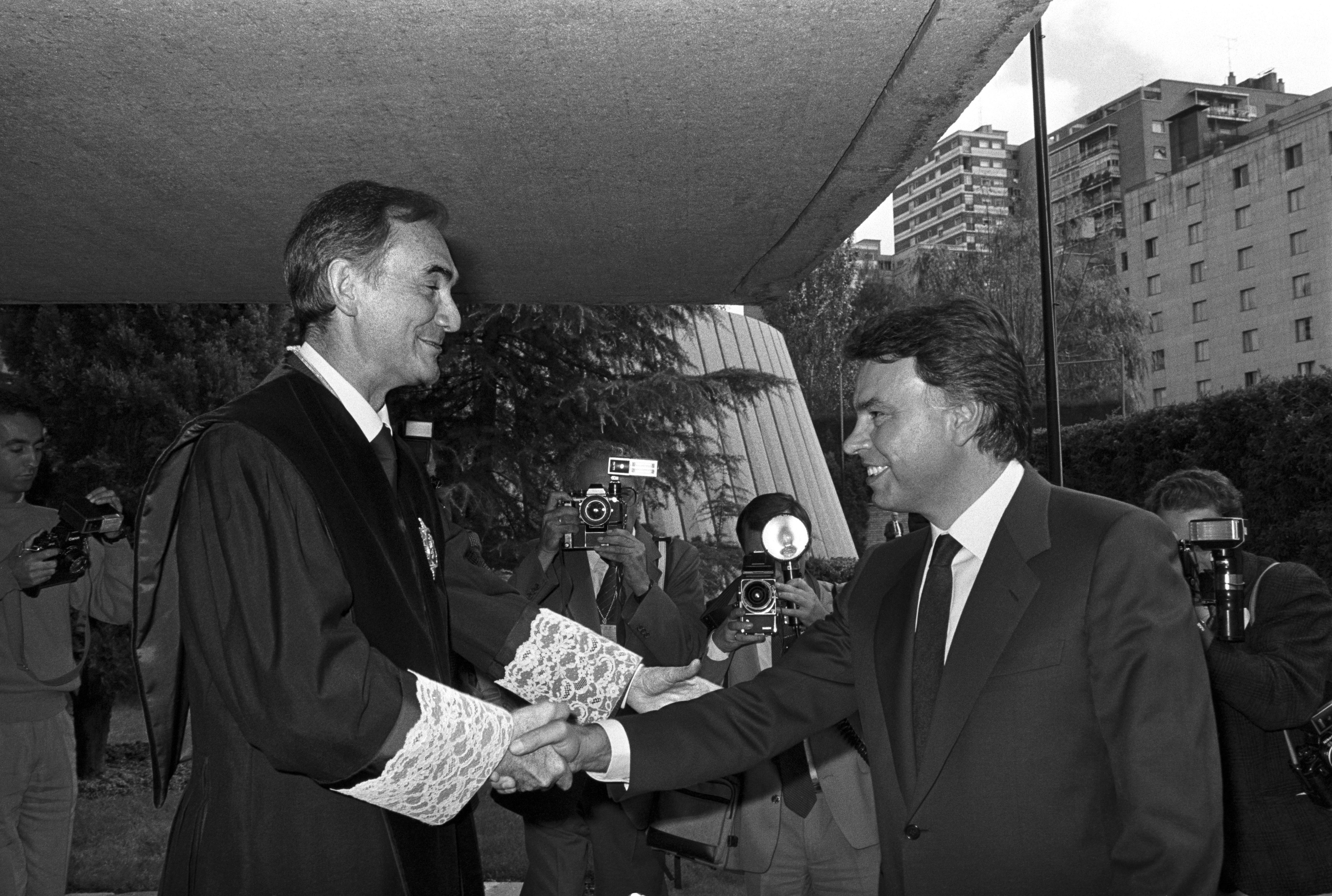Francisco Tomás y Valiente recibe a Felipe González, entonces presidente del Tribunal Constitucional y del Gobierno, respectivamente, en un acto en 1986.