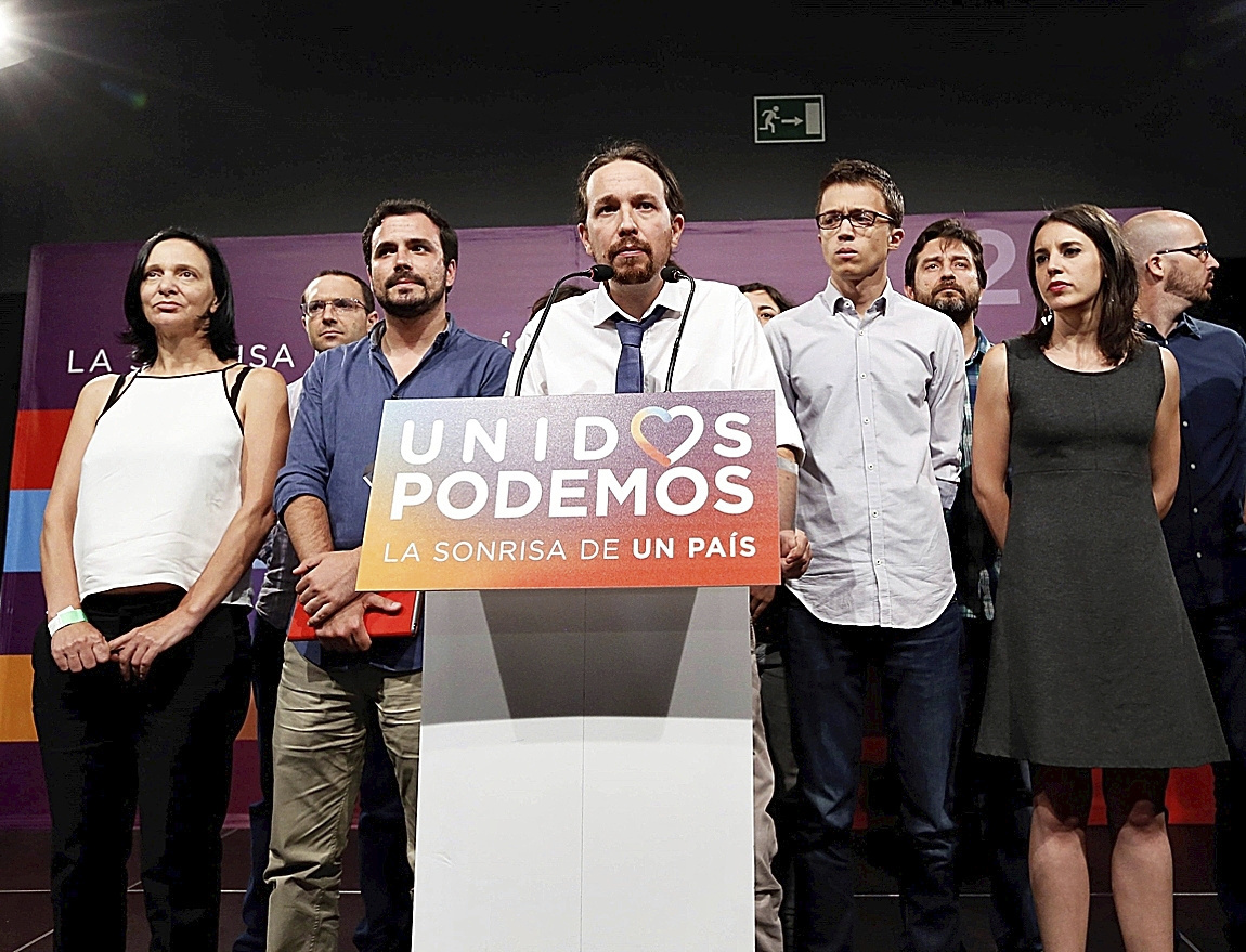 Pablo Iglesias junto a Alberto Garzn e igo Errejn, comparecen ante los medios tras los resultados de las elecciones del 26 de junio de 2016.