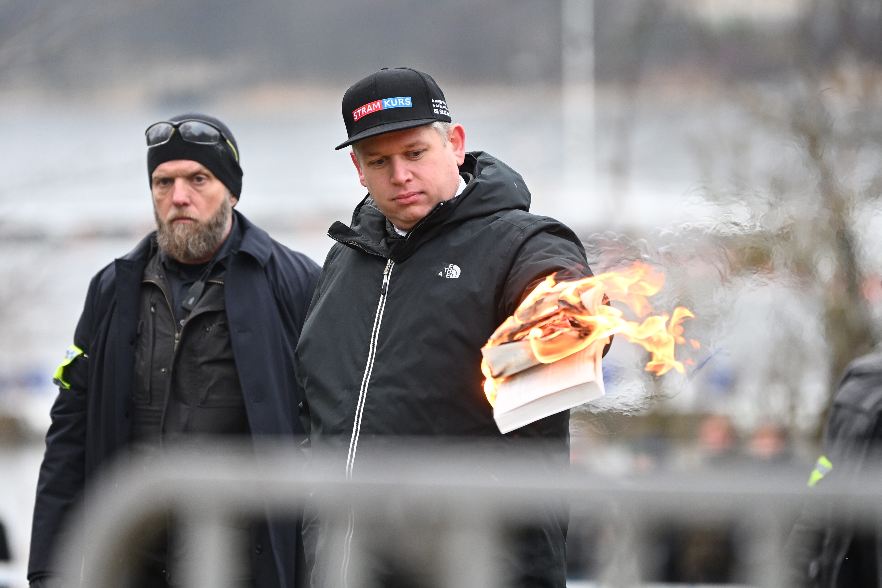 El extremista de derecha, Rasmus Paludan, quema un Corán en Estocolmo.