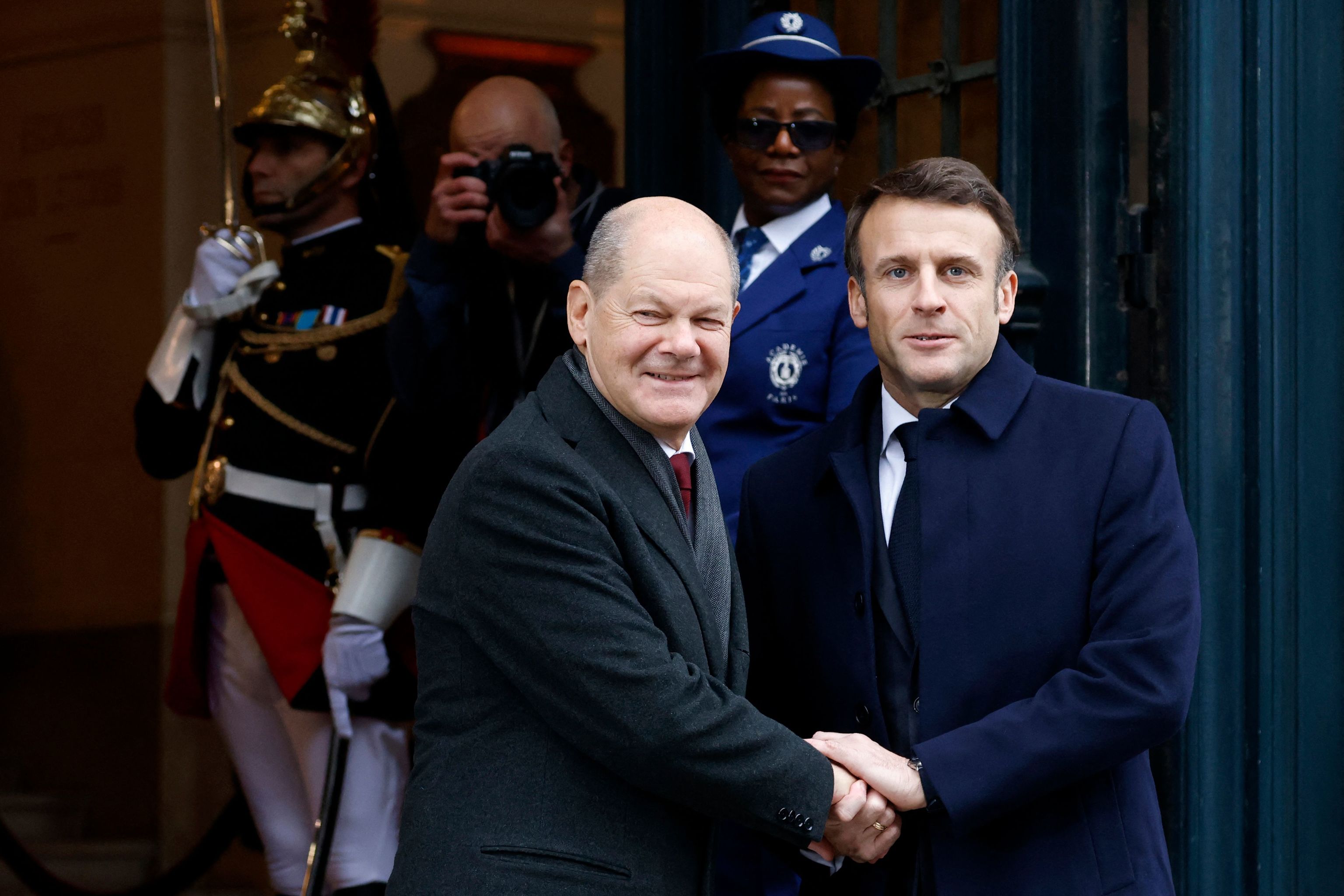 El presidente francés, Emmanuel Macron, y el canciller alemán, Olaf Scholz, en París
