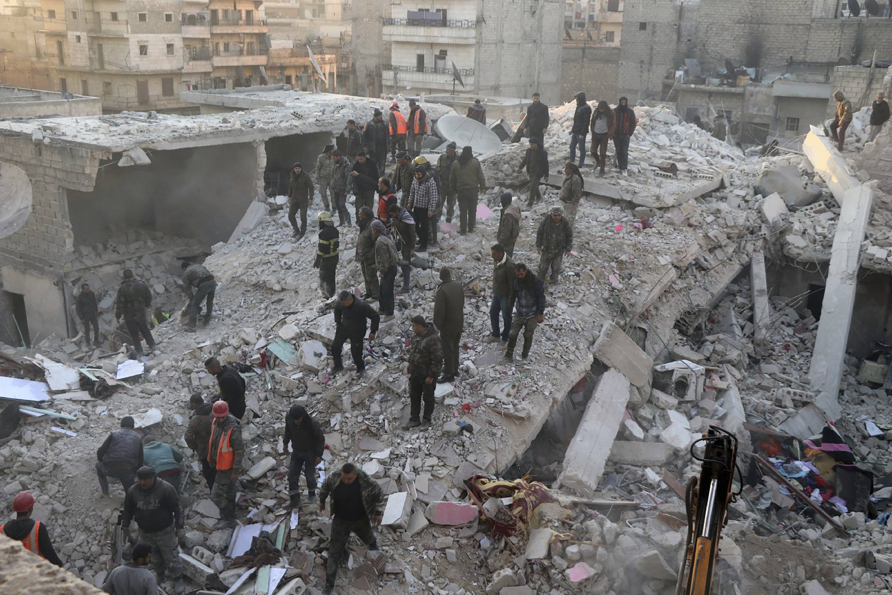 Al menos 16 muertos al derrumbarse un edificio en Siria