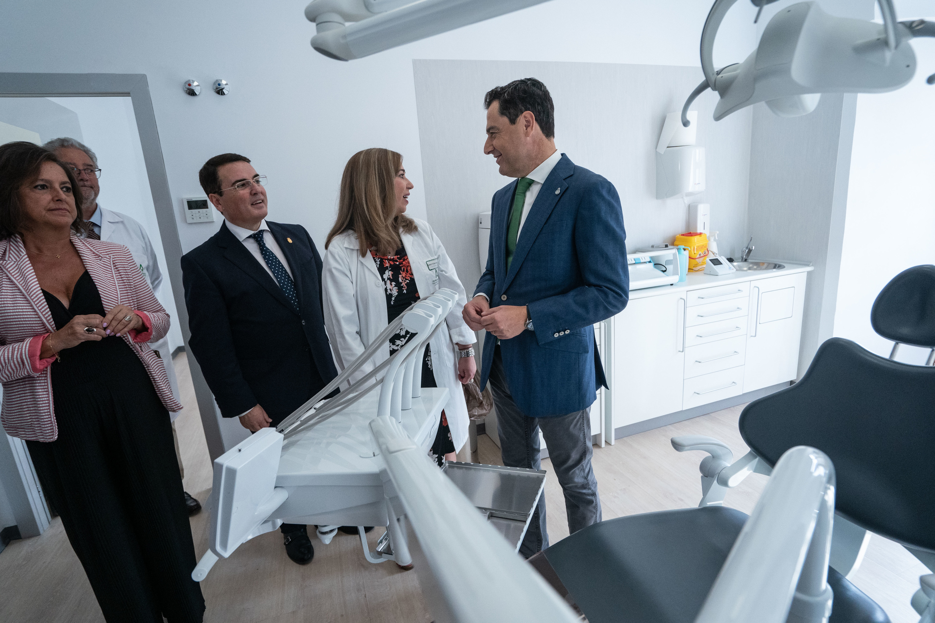 Juanma Moreno y la consejera de Salud, en la inauguracin de la rehabilitacin integral del Antiguo Hospital de Andjar el 17 de octubre de 2022.