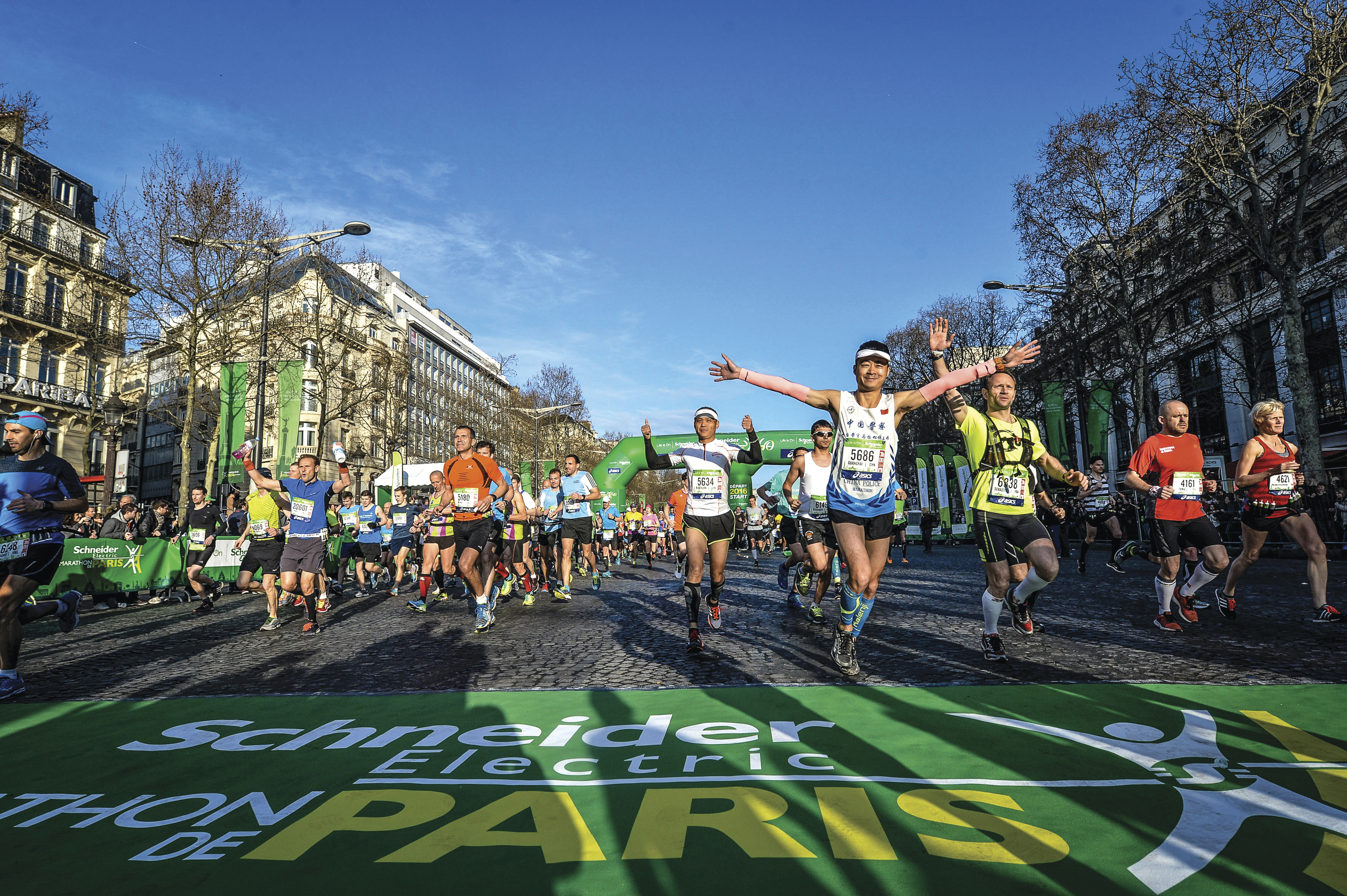 Participantes el maratón de París en 2021.